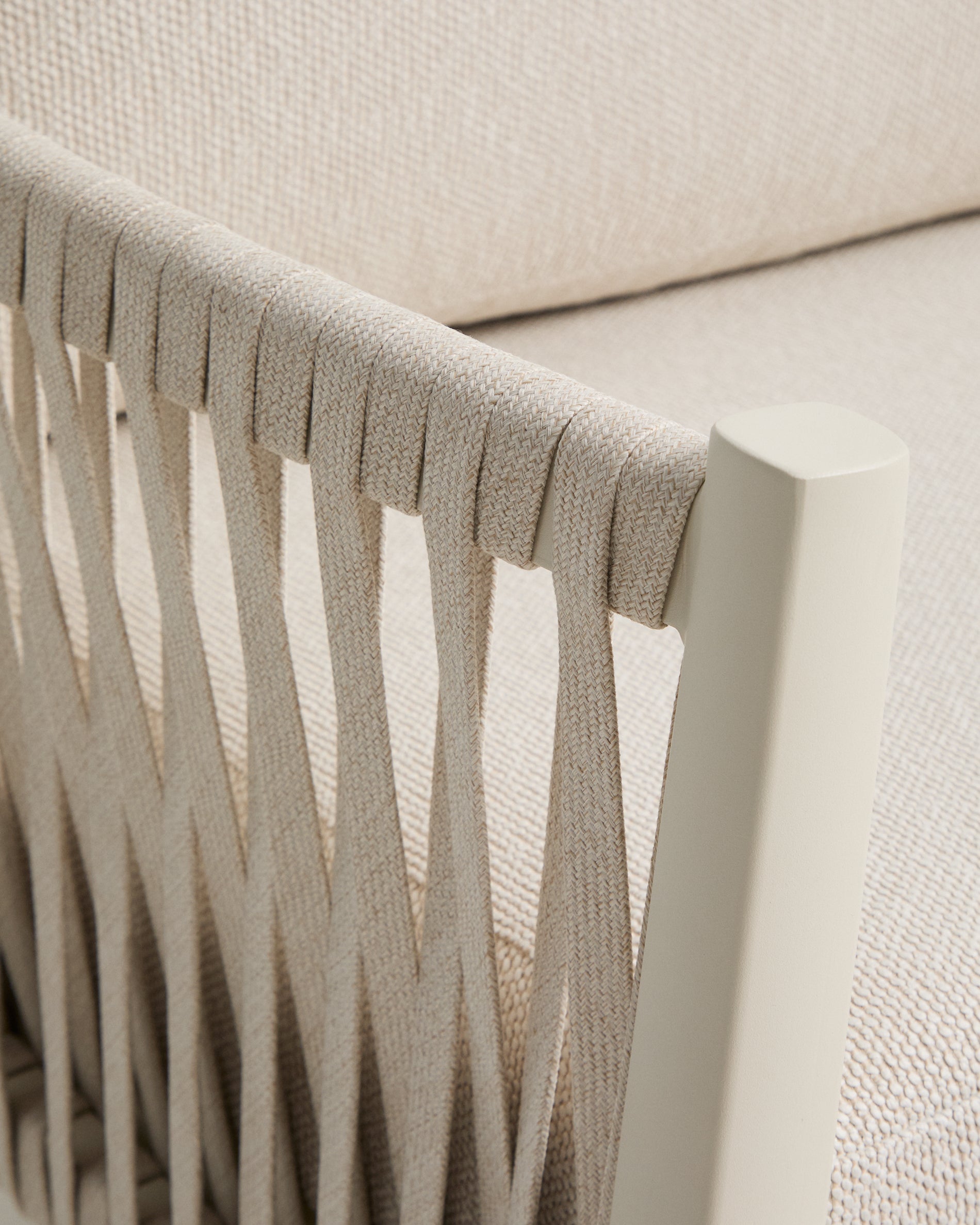 Set Aleria, bestehend aus einem 3-Sitzer-Sofa, zwei Sesseln sowie einem Couchtisch aus Aluminium und beigem Synthetikseil in Ecru präsentiert im Onlineshop von KAQTU Design AG. Loungeset ist von Kave Home