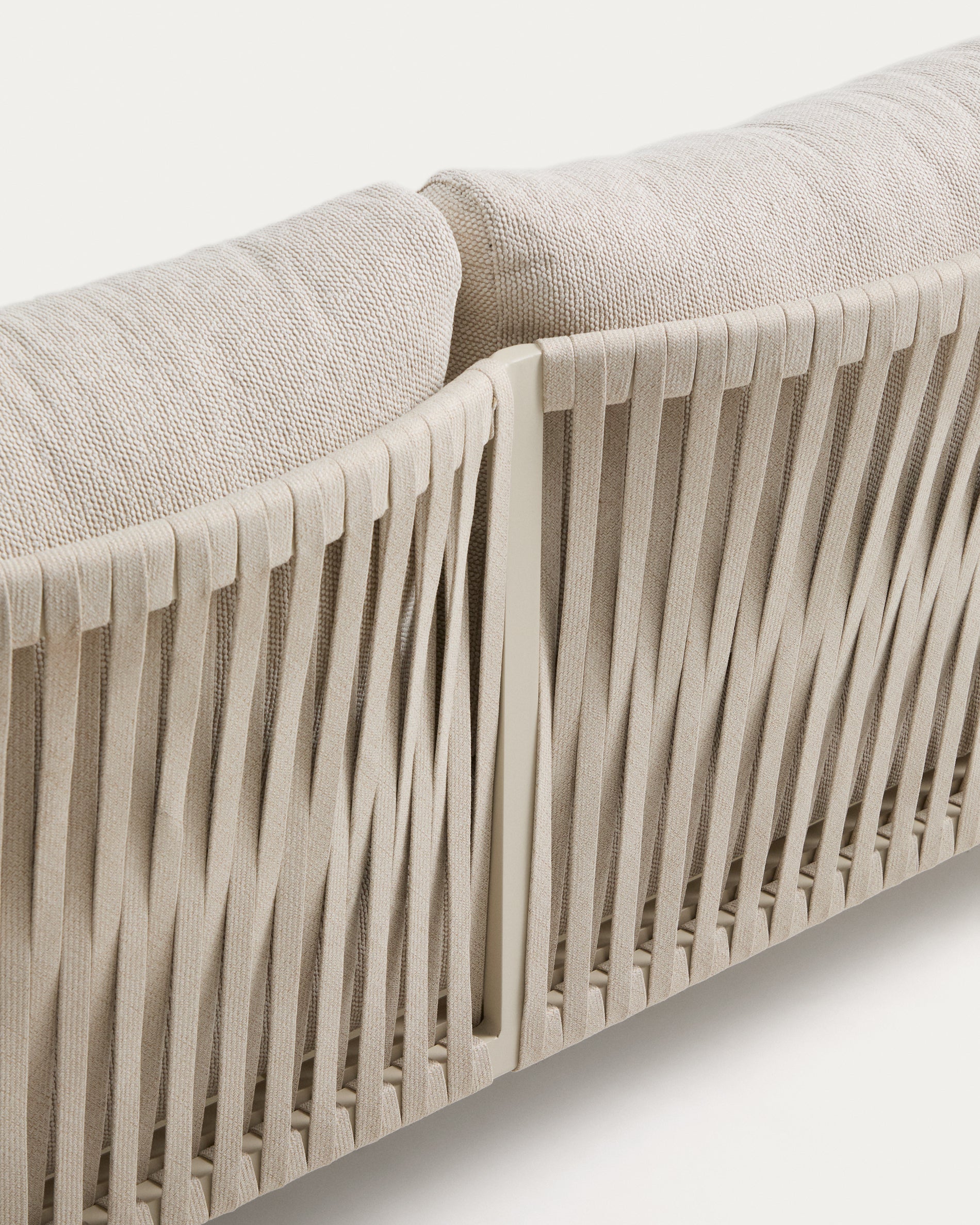 Set Aleria, bestehend aus einem 3-Sitzer-Sofa, zwei Sesseln sowie einem Couchtisch aus Aluminium und beigem Synthetikseil in Ecru präsentiert im Onlineshop von KAQTU Design AG. Loungeset ist von Kave Home