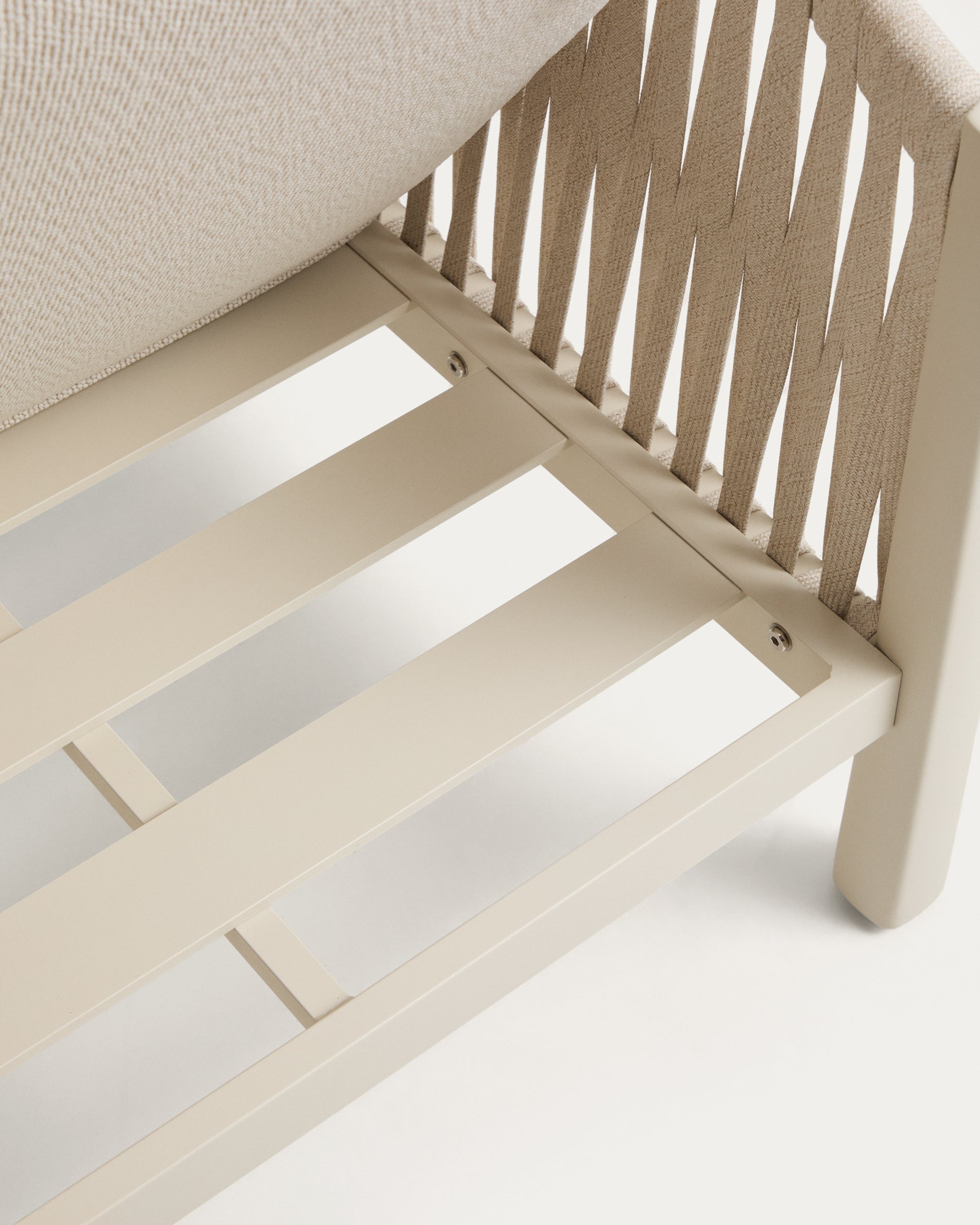 Set Aleria, bestehend aus einem 3-Sitzer-Sofa, zwei Sesseln sowie einem Couchtisch aus Aluminium und beigem Synthetikseil in Ecru präsentiert im Onlineshop von KAQTU Design AG. Loungeset ist von Kave Home