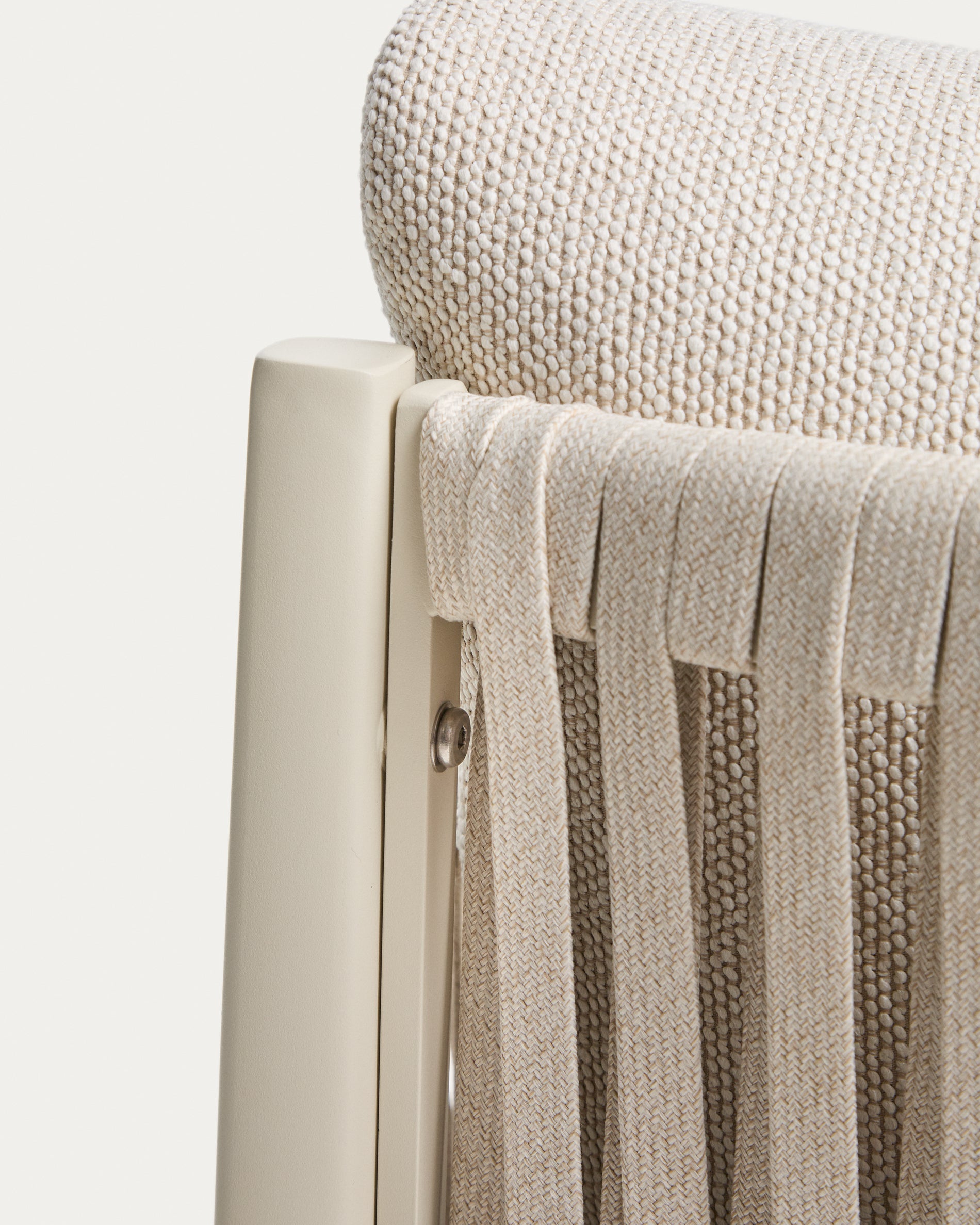 Set Aleria, bestehend aus einem 3-Sitzer-Sofa, zwei Sesseln sowie einem Couchtisch aus Aluminium und beigem Synthetikseil in Ecru präsentiert im Onlineshop von KAQTU Design AG. Loungeset ist von Kave Home