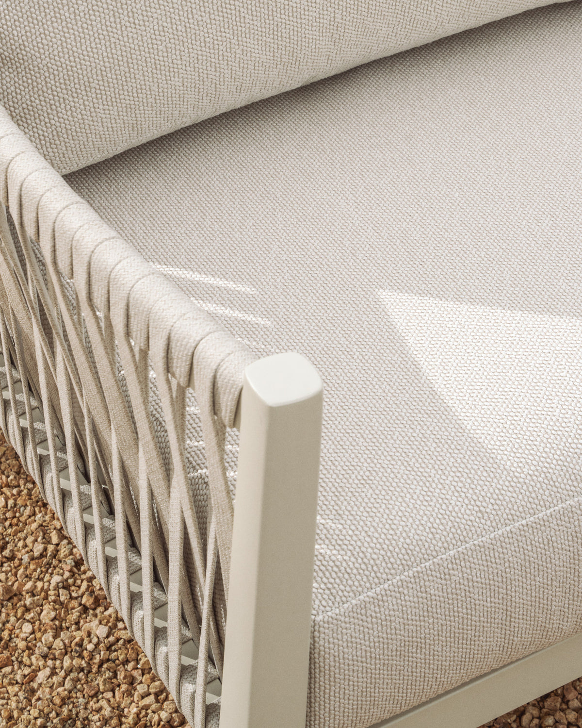 Set Aleria mit 3-Sitzer-Sofa, 2 Sesseln und Couchtisch aus Aluminium und synthetischem Seil in Ecru in Ecru, Beige, Weiss präsentiert im Onlineshop von KAQTU Design AG. Loungeset ist von Kave Home