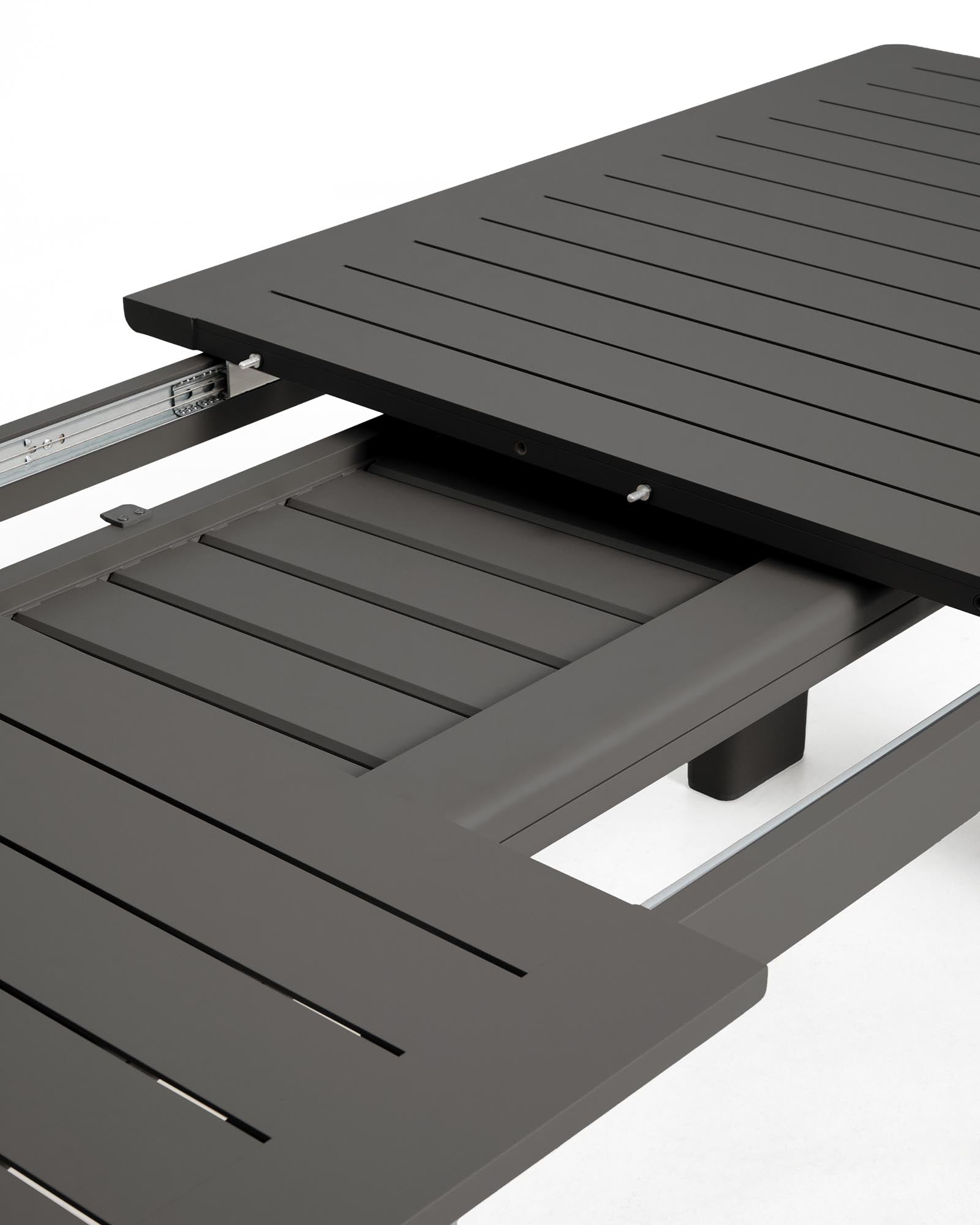 Eleganter Ausziehtisch Livorno in graphitgrauem Aluminium, erweiterbar von 233 auf 350 cm, ideal für stilvolle Gartenpartys.