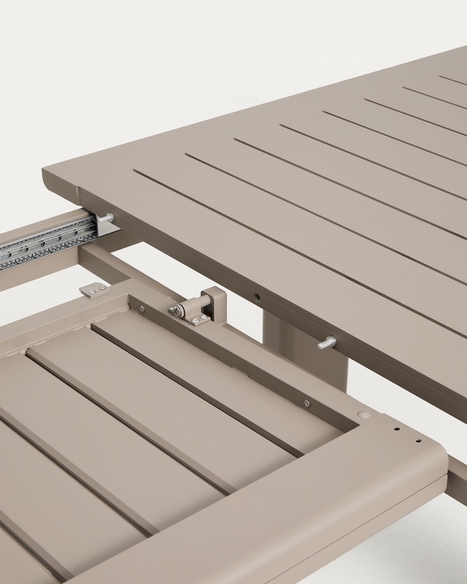 Moderner Gartentisch Livorno aus taupefarbenem Aluminium, ausziehbar von 233 auf 350 cm, perfekt für gesellige Runden im Freien.