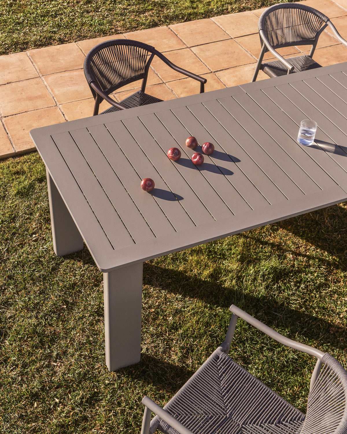Ausziehtisch Livorno aus Aluminium in Taupe 233(350) x 100 cm in Taupe, Beige, Ecru präsentiert im Onlineshop von KAQTU Design AG. Gartentisch ist von Kave Home