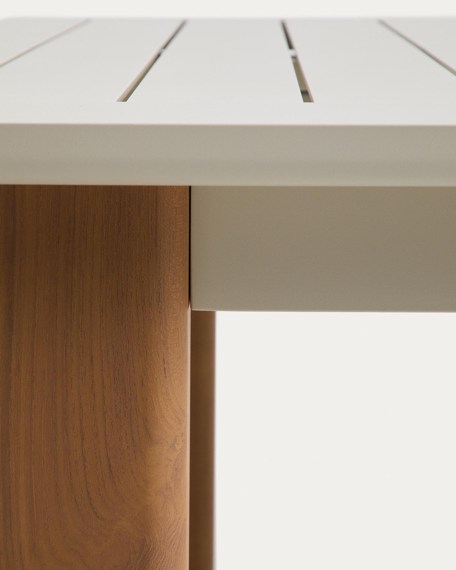 Eleganter Ausziehtisch Livorno in écrufarbenem Aluminium und Holzoptik-Beinen, ideal für stilvolle Gartenpartys und entspannte Abende im Freien.