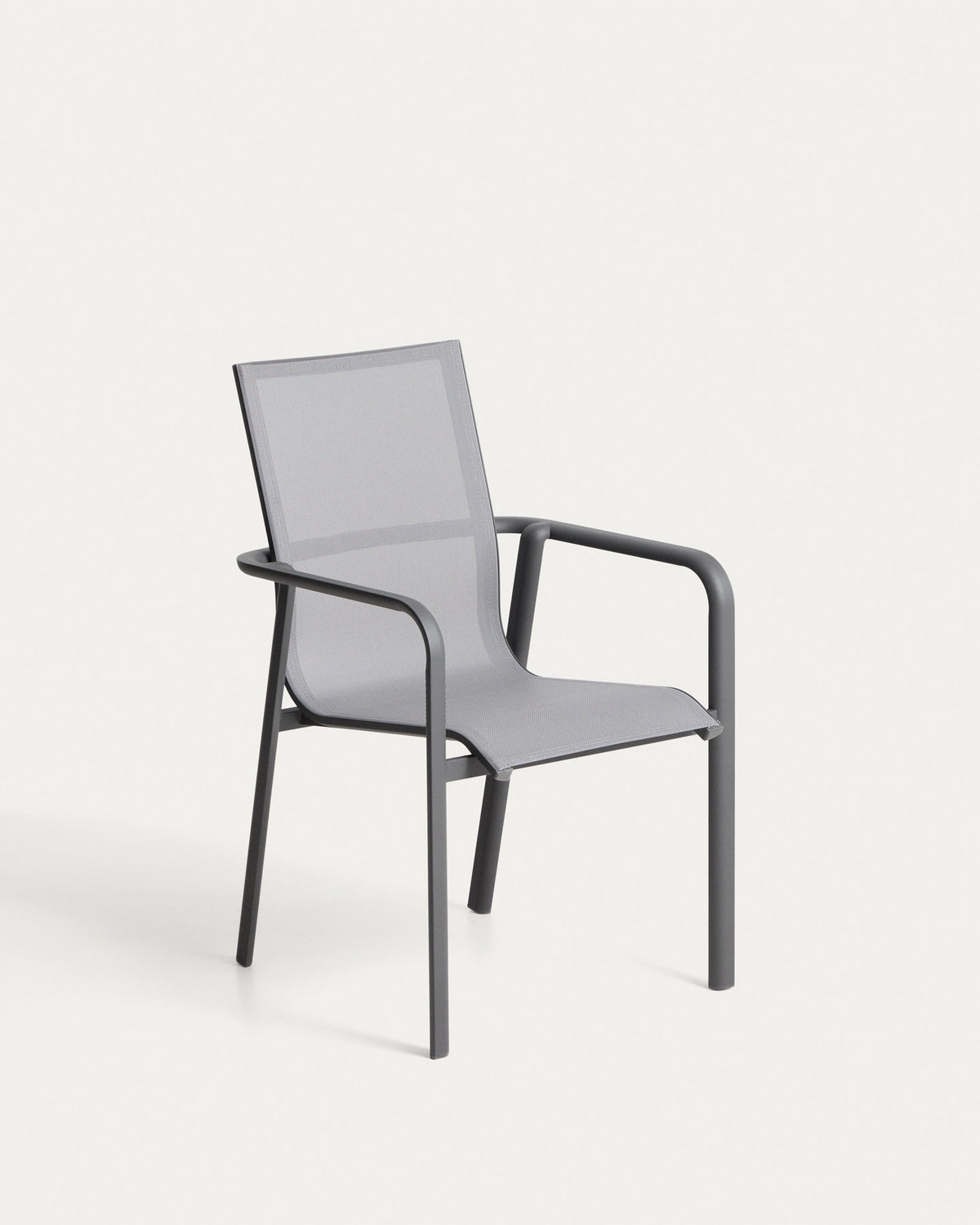 Stapelbarer Outdoor-Stuhl Canea aus grauem Texteline und Aluminium in Graphit in Graphit, Dunkelgrau präsentiert im Onlineshop von KAQTU Design AG. Gartenstuhl mit Armlehnen ist von Kave Home