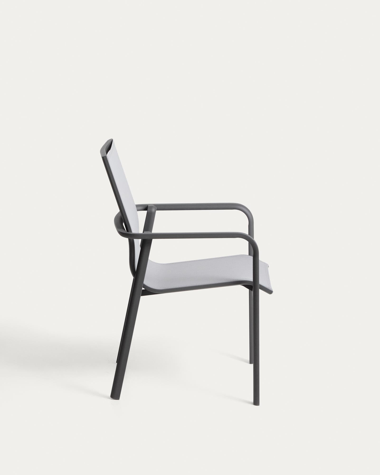 Eleganter stapelbarer Outdoor-Stuhl Canea in Graphit, gefertigt aus robustem Texteline und Aluminium, ideal für stilvolle Gartenmöbel.