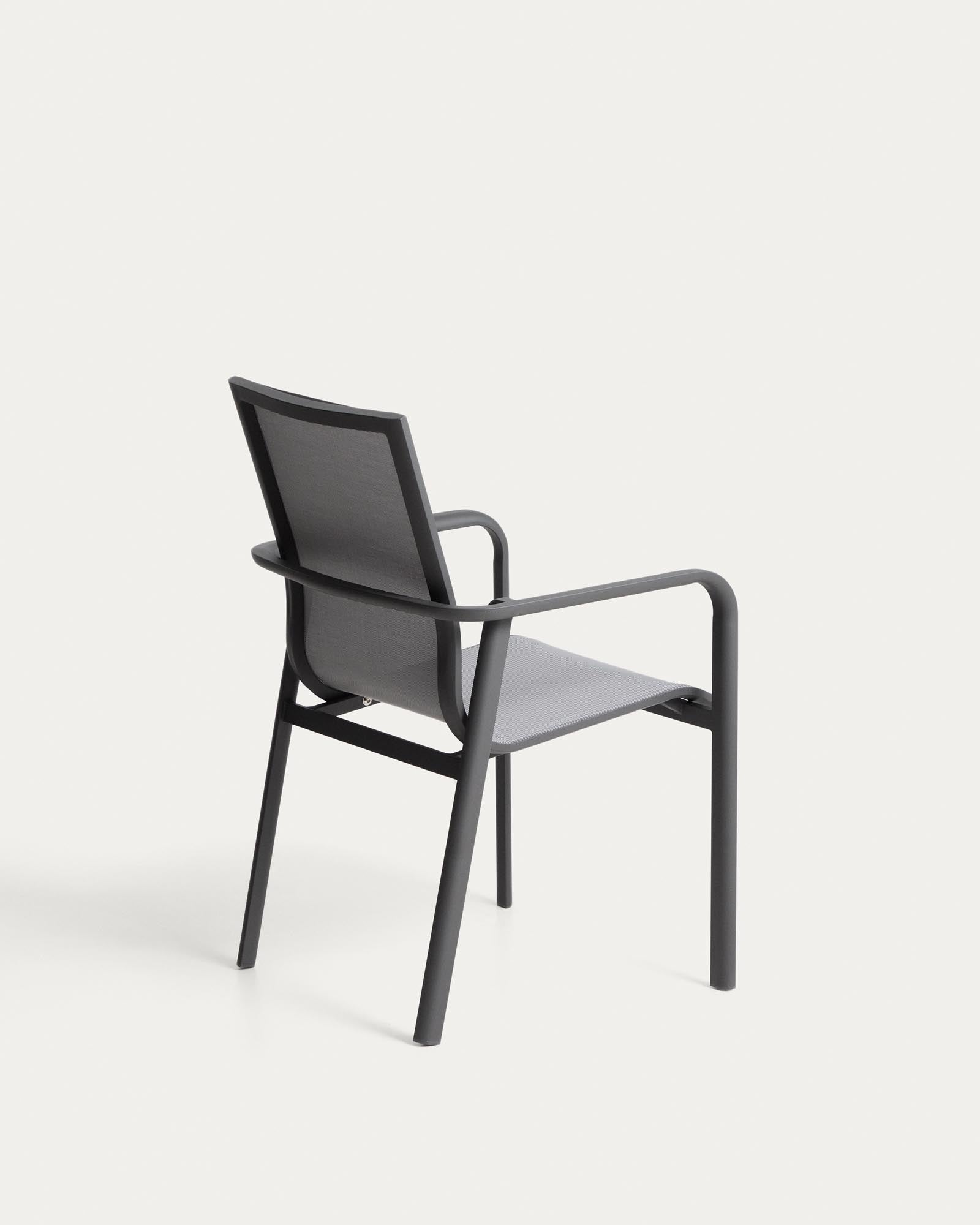 Stapelbarer Gartenstuhl Canea in Graphit, aus langlebigem Texteline und Aluminium, perfekt für entspannte Stunden im Freien.