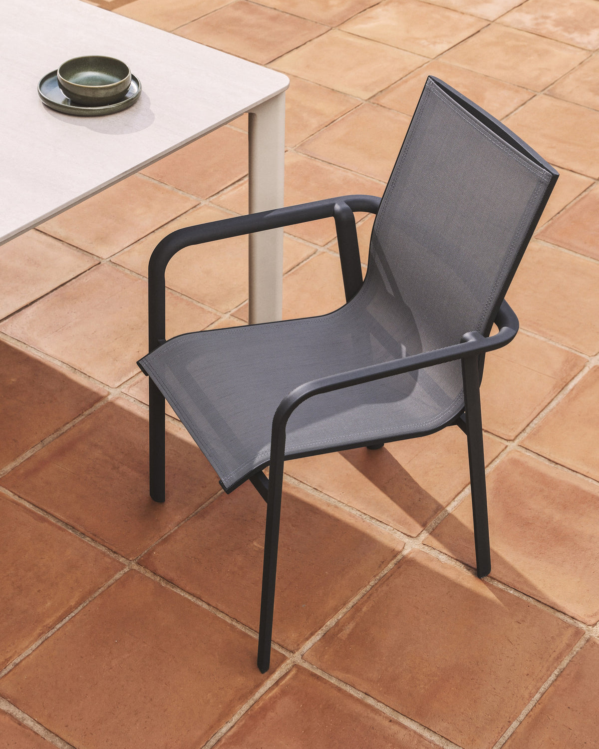 Stapelbarer Outdoor-Stuhl Canea aus grauem Texteline und Aluminium in Graphit in Graphit, Dunkelgrau präsentiert im Onlineshop von KAQTU Design AG. Gartenstuhl mit Armlehnen ist von Kave Home