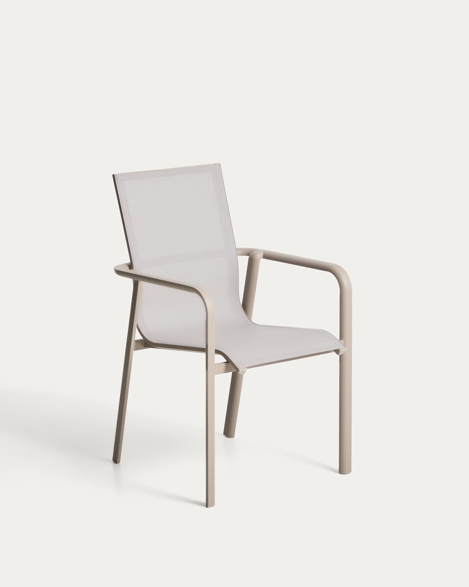 Stapelbarer Outdoor-Stuhl Canea aus beigem Texteline und Aluminium in Taupe in Taupe präsentiert im Onlineshop von KAQTU Design AG. Gartenstuhl mit Armlehnen ist von Kave Home