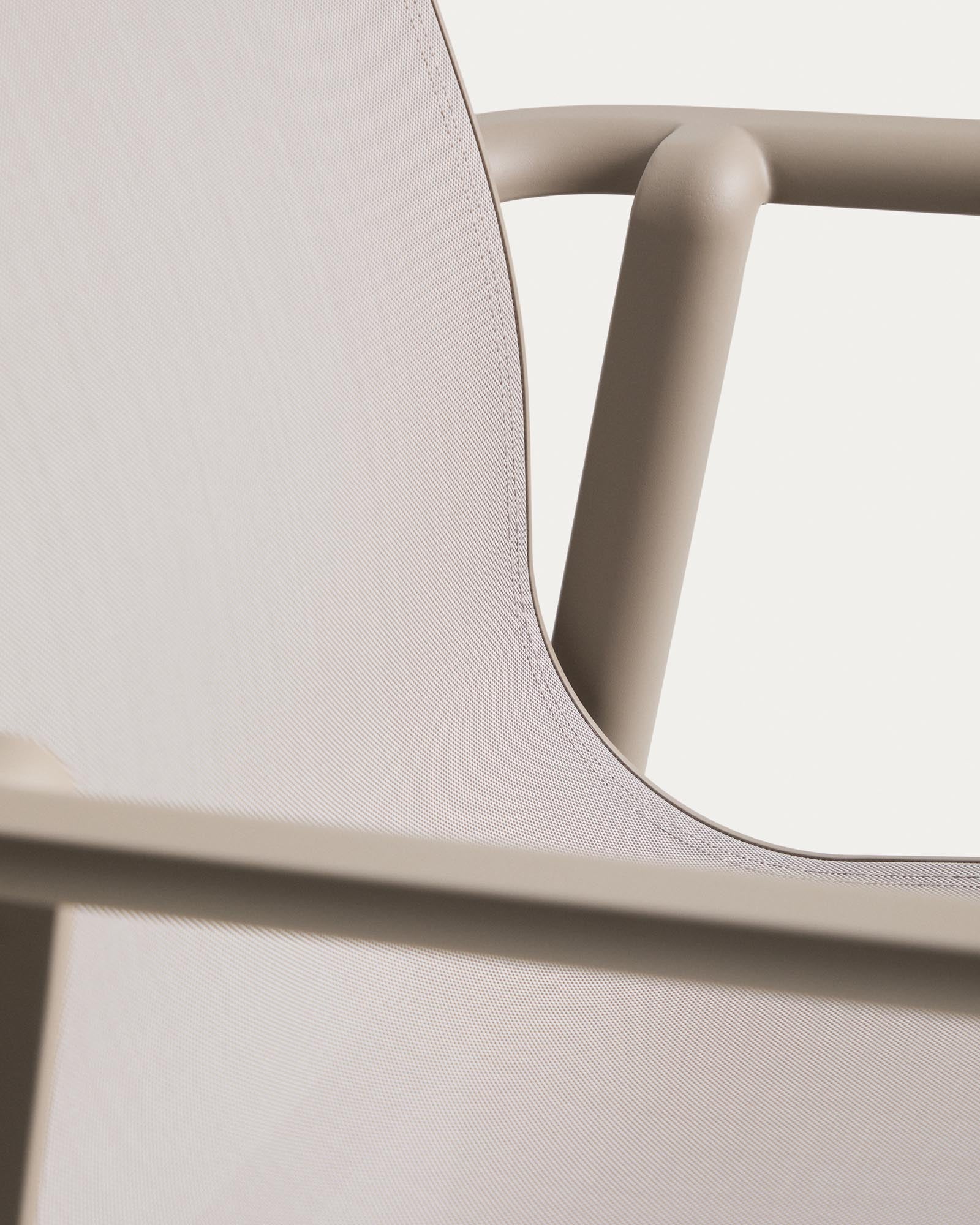 Stapelbarer Outdoor-Stuhl Canea in Taupe, aus beigem Texteline und Aluminium, perfekt für entspannte Stunden im Garten oder auf der Terrasse.