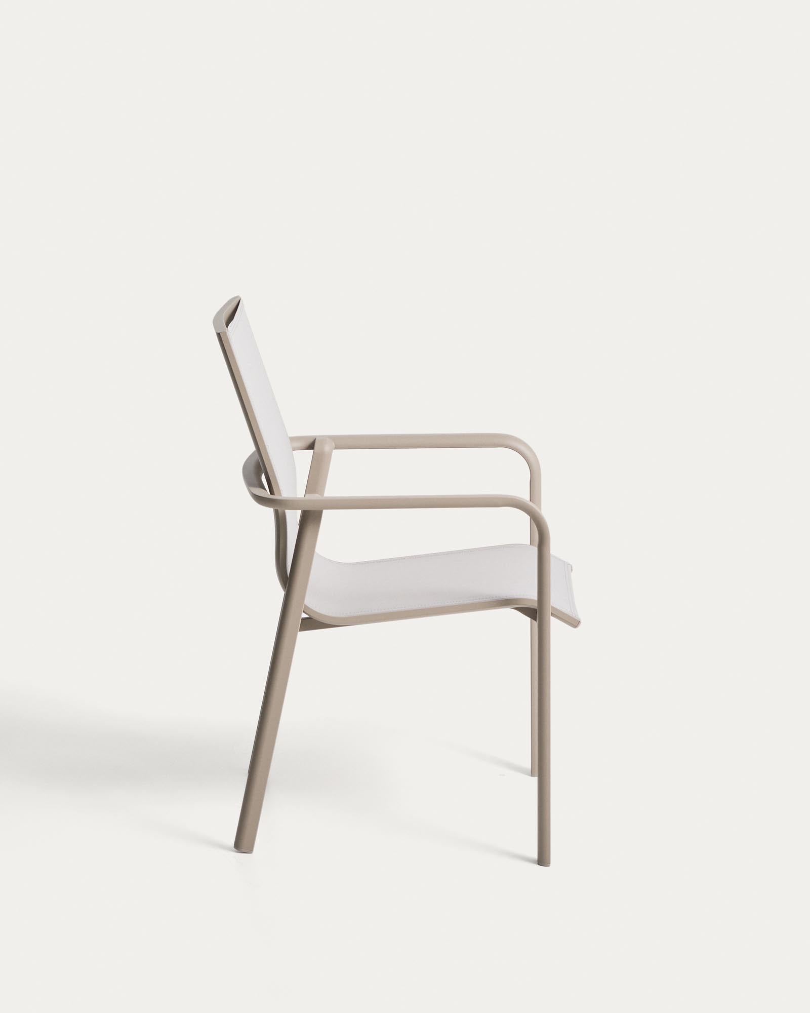 Eleganter stapelbarer Gartenstuhl Canea in Taupe, gefertigt aus robustem beigem Texteline und Aluminium, ideal für stilvolle Outdoor-Bereiche.