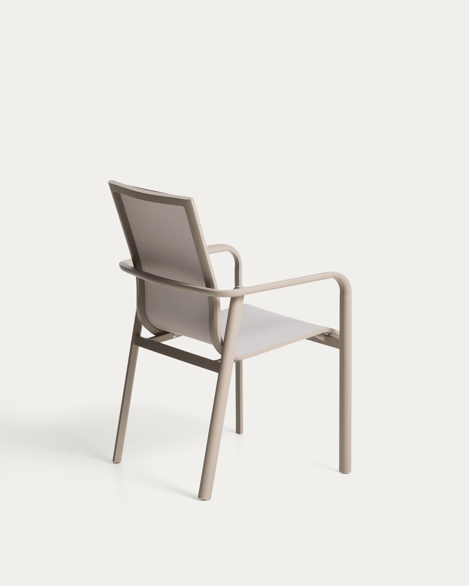 Stapelbarer Outdoor-Stuhl Canea in Taupe, aus beigem Texteline und Aluminium, perfekt für entspannte Stunden im Garten oder auf der Terrasse.