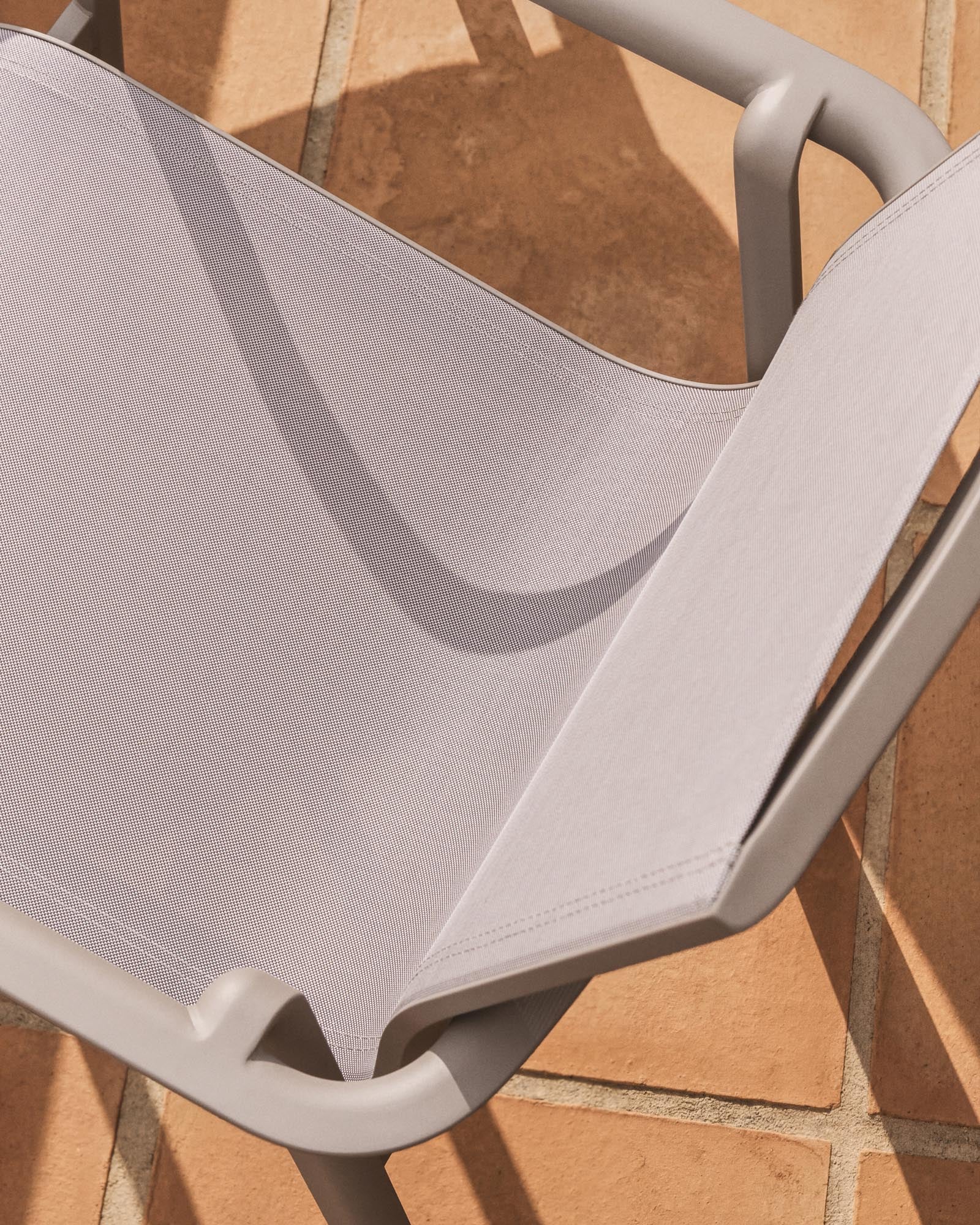 Eleganter stapelbarer Gartenstuhl Canea in Taupe, gefertigt aus beigem Texteline und Aluminium, ideal für den Außenbereich.