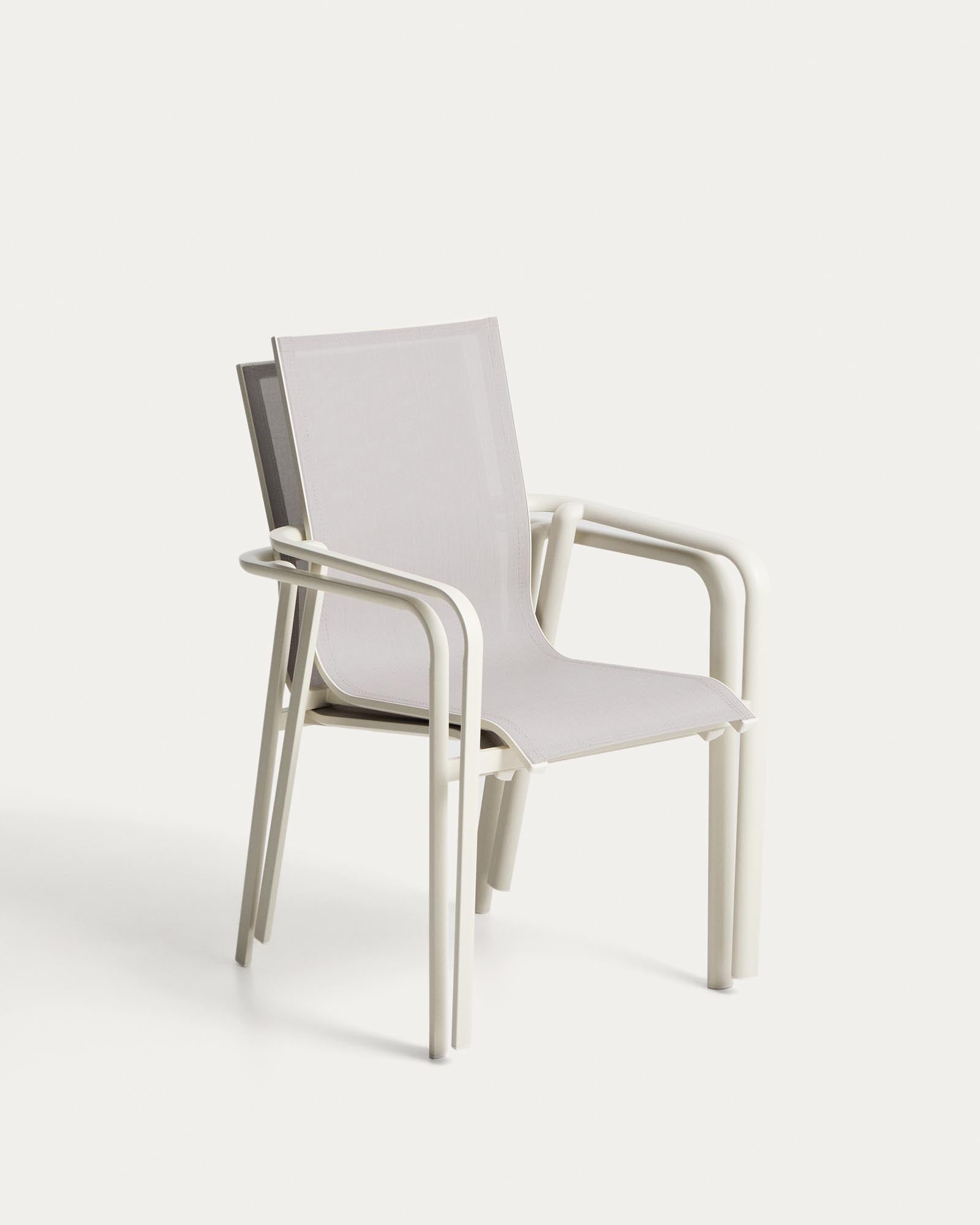 Eleganter stapelbarer Gartenstuhl Canea in Ecru, gefertigt aus robustem beigem Texteline und Aluminium, ideal für entspannte Stunden im Freien.