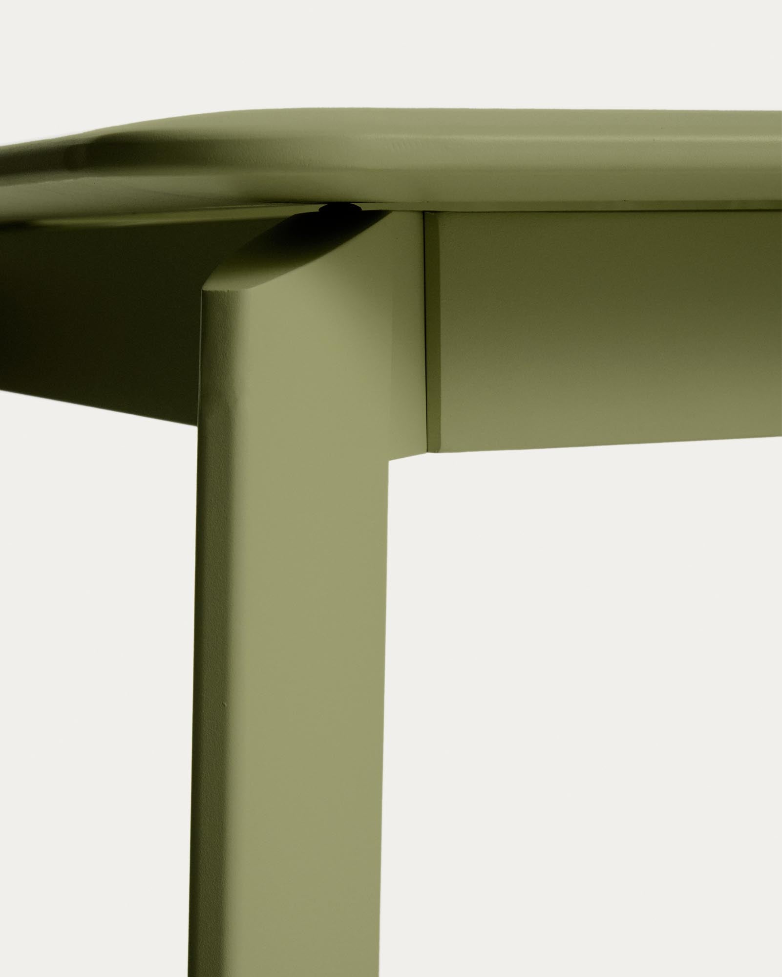 Stylischer Aluminium-Gartentisch Brela in frischem Grün, ausziehbar von 205 auf 287 cm, perfekt für gesellige Stunden im Freien.