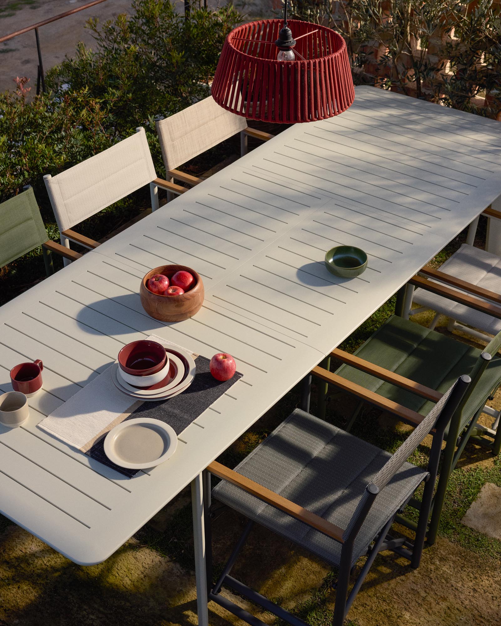 Moderner Gartentisch Brela aus Aluminium in Naturfarbe, ausziehbar von 205 auf 287 cm, perfekt für gesellige Runden im Freien.