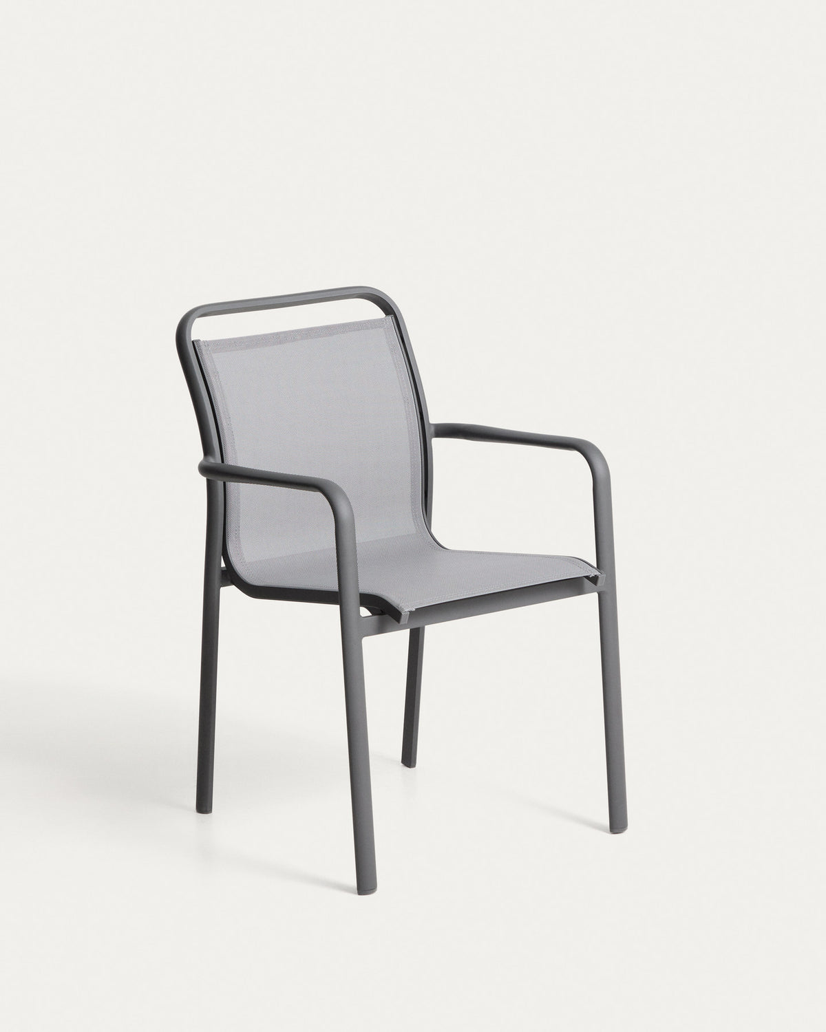 Stapelbarer Outdoor-Stuhl Luri aus Aluminium in Graphit und grauem Texteline in Graphit, Dunkelgrau präsentiert im Onlineshop von KAQTU Design AG. Gartenstuhl mit Armlehnen ist von Kave Home