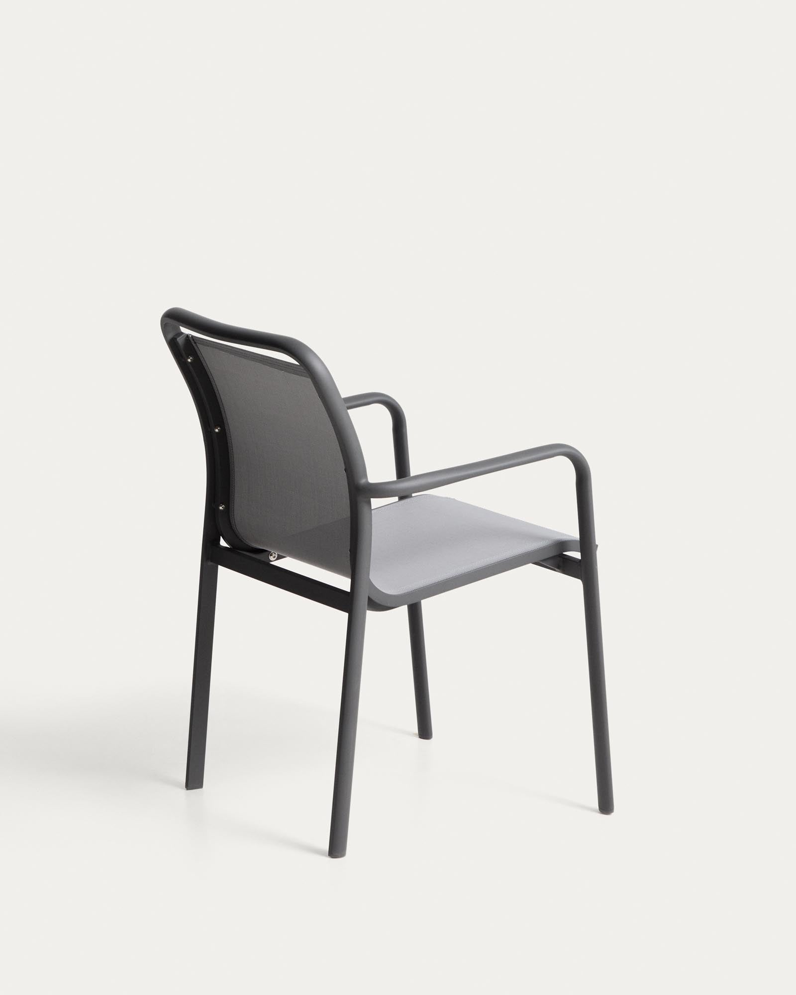 Stapelbarer Gartenstuhl Luri aus robustem Aluminium in Graphit, kombiniert mit grauem Texteline für Komfort und modernes Design im Freien.