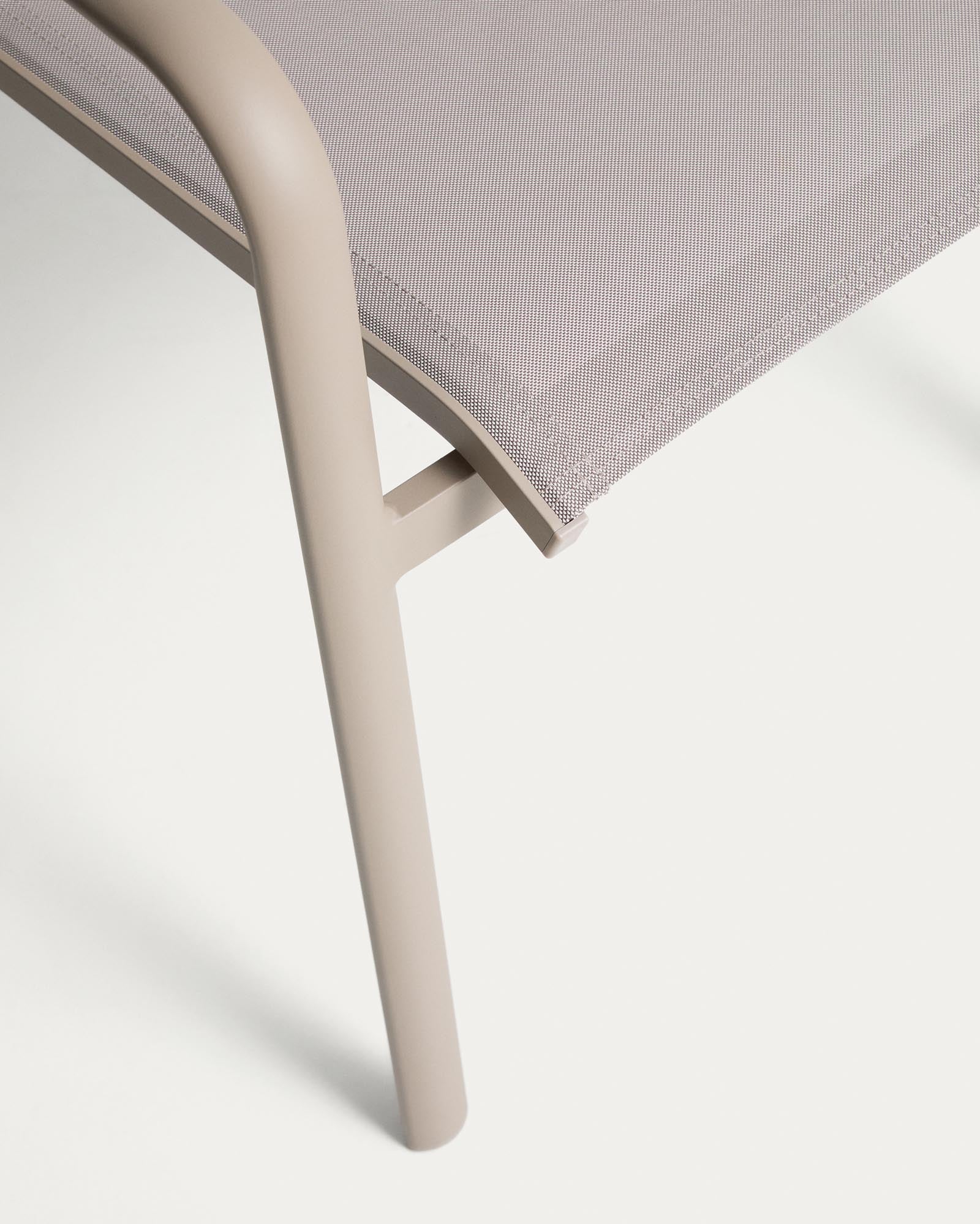 Stapelbarer Outdoor-Stuhl Luri in Taupe mit beigem Texteline, ideal für Garten und Terrasse, bietet Komfort und modernes Design.