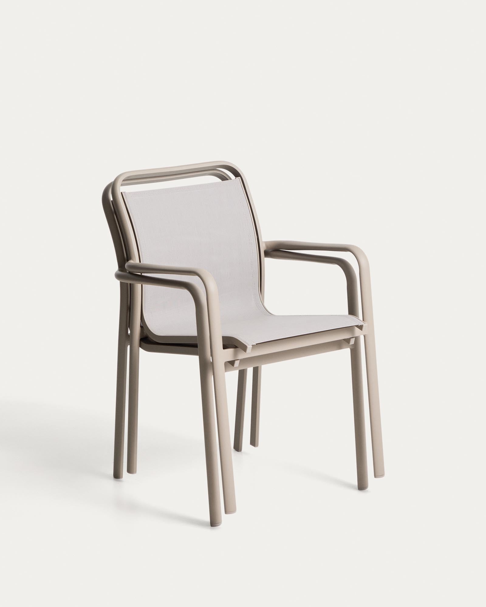 Stapelbarer Outdoor-Stuhl Luri in Taupe mit beigem Texteline, ideal für Garten und Terrasse, bietet Komfort und modernes Design.