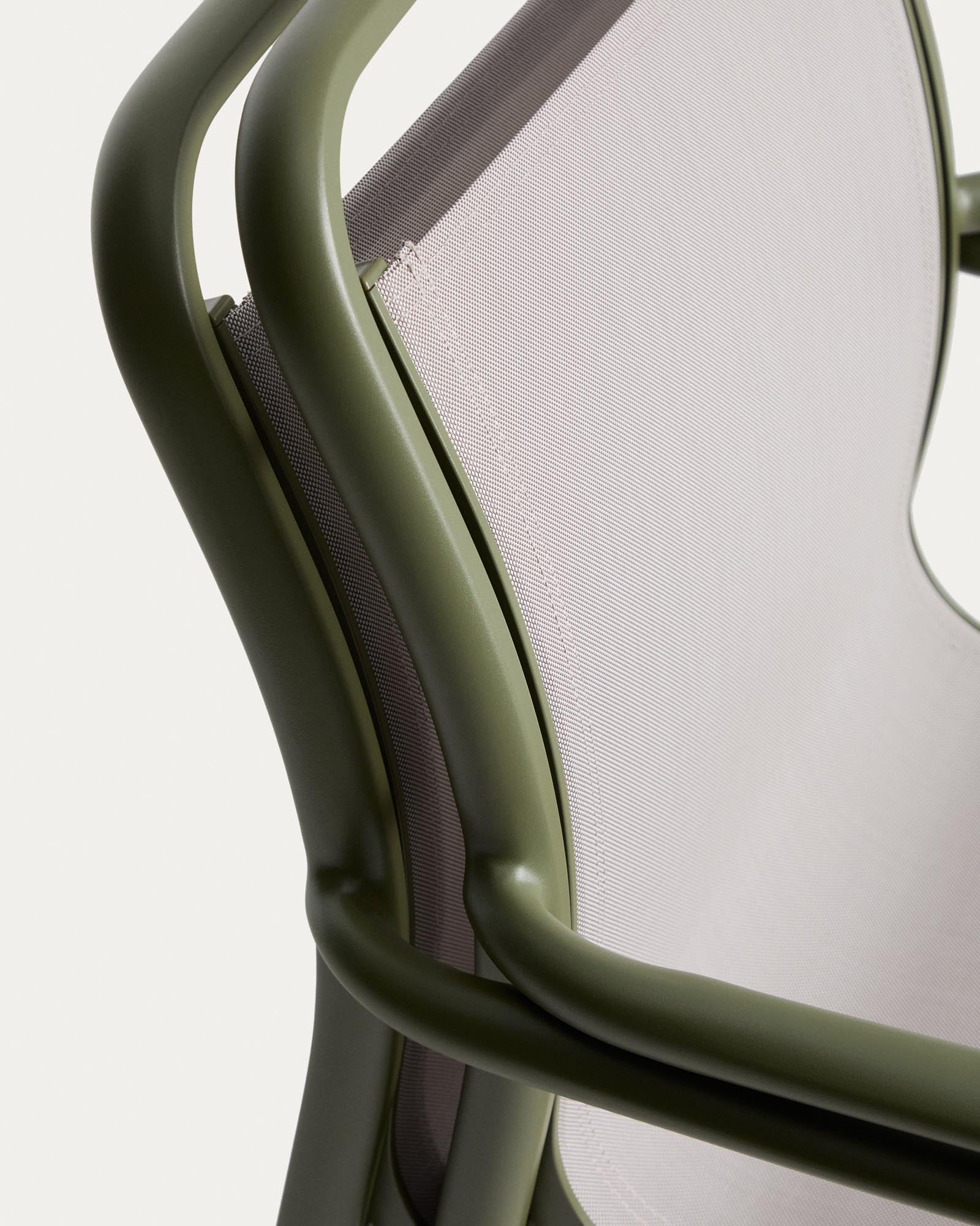 Stapelbarer Outdoor-Stuhl Luri in modernem Grün mit beigem Texteline, perfekt für entspannte Stunden im Garten oder auf der Terrasse.