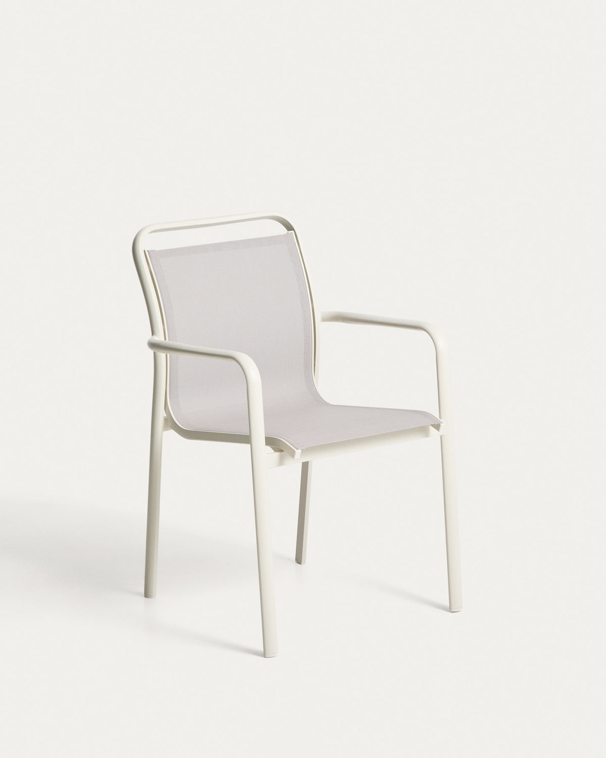 Stapelbarer Outdoor-Stuhl Luri aus Aluminium in Ecru und beigem Texteline in Ecru, Beige, Weiss präsentiert im Onlineshop von KAQTU Design AG. Gartenstuhl mit Armlehnen ist von Kave Home