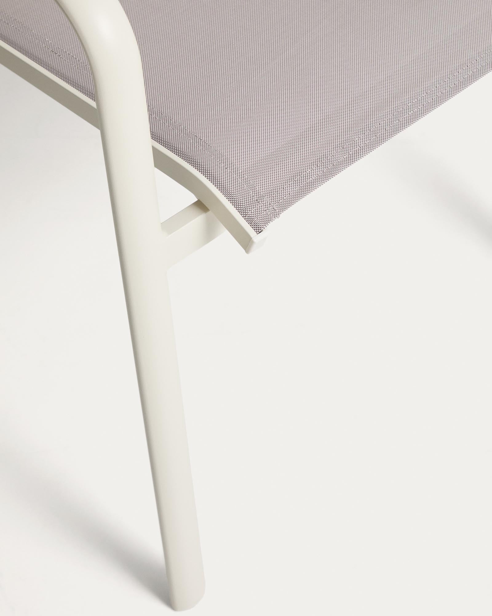 Stapelbarer Outdoor-Stuhl Luri in Ecru und Beige, aus robustem Aluminium und pflegeleichtem Texteline, perfekt für Garten und Terrasse.