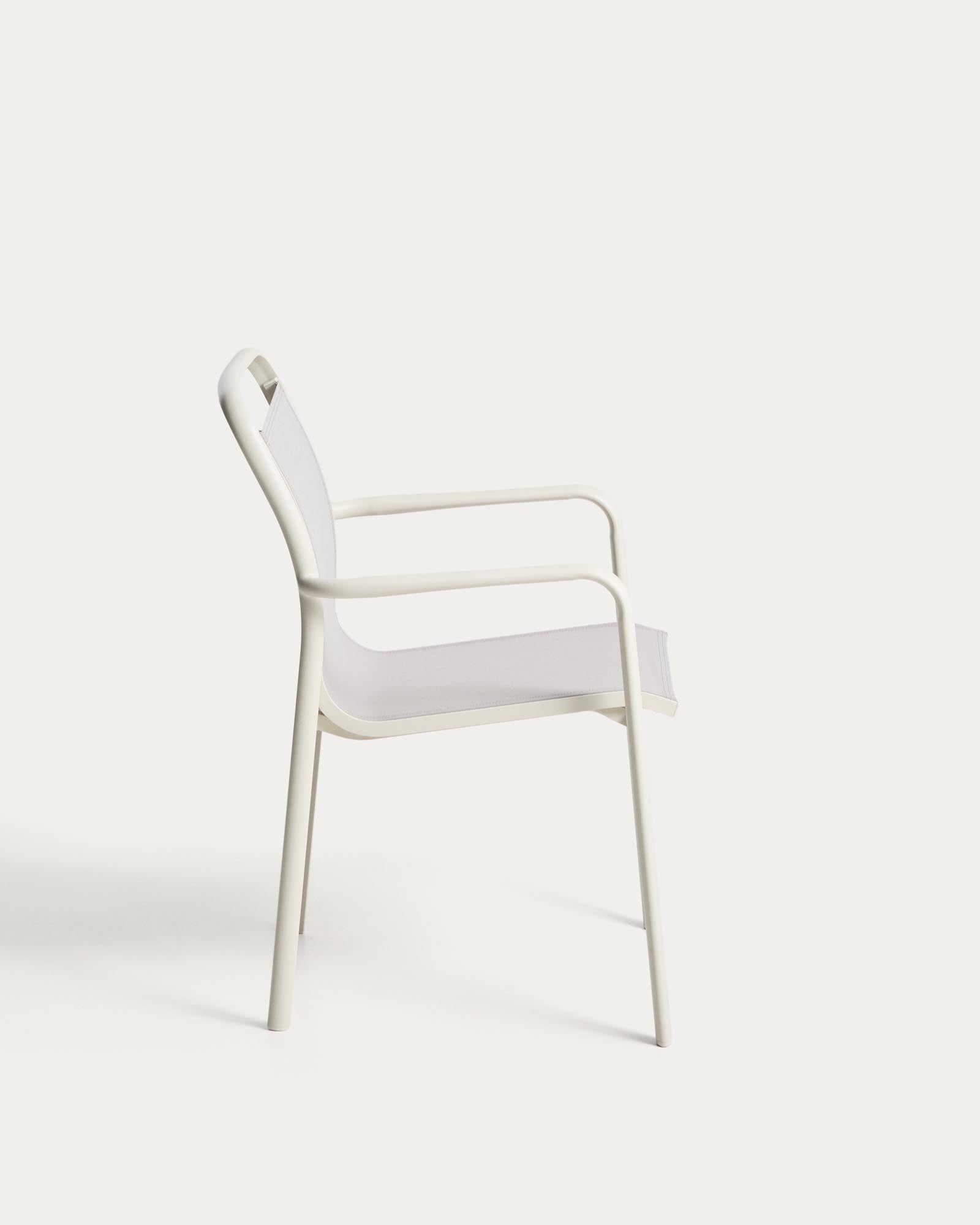 Stapelbarer Outdoor-Stuhl Luri in Ecru und Beige, aus robustem Aluminium und pflegeleichtem Texteline, perfekt für Garten und Terrasse.