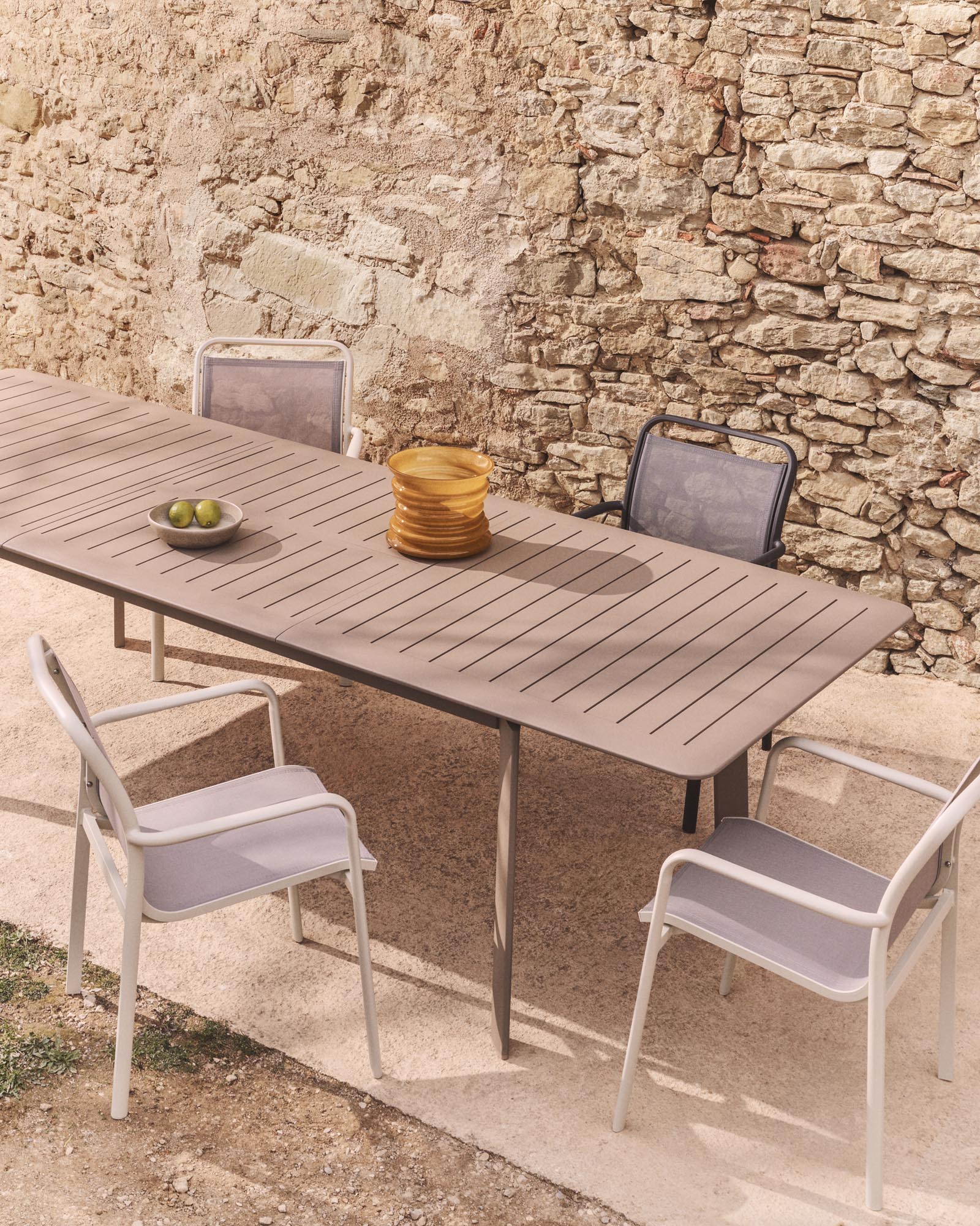 Eleganter stapelbarer Gartenstuhl Luri in Ecru und Beige, gefertigt aus leichtem Aluminium und strapazierfähigem Texteline, ideal für entspannte Stunden im Freien.