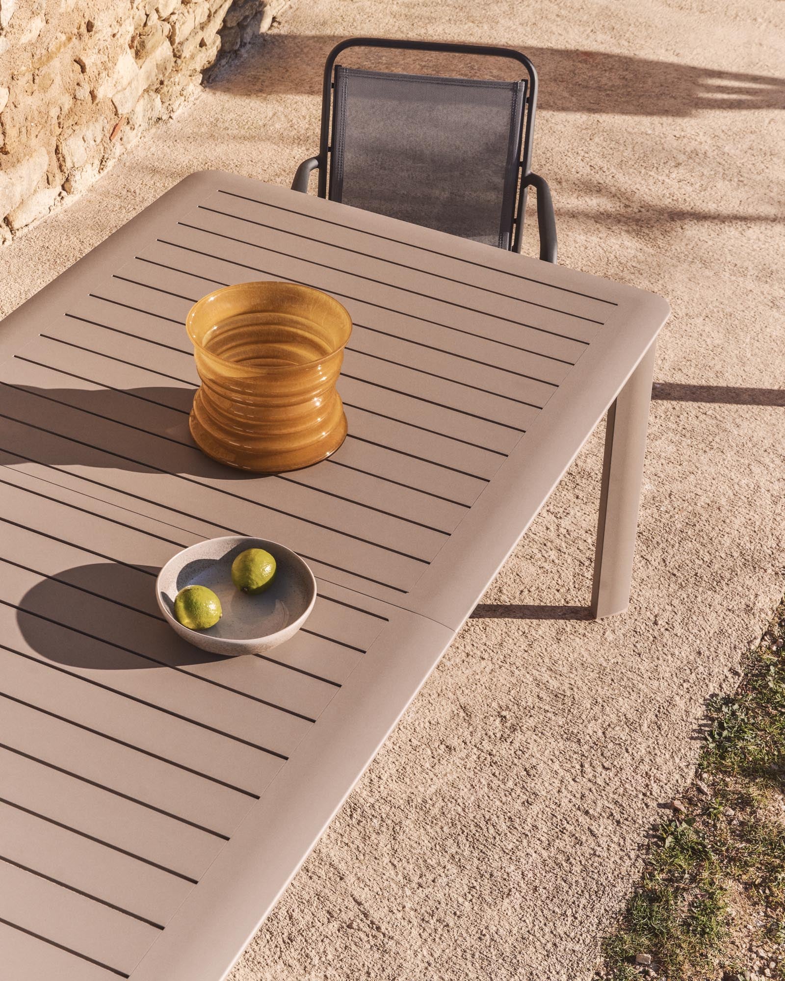 Stapelbarer Outdoor-Stuhl Luri in Ecru und Beige, aus robustem Aluminium und pflegeleichtem Texteline, perfekt für stilvolle Gartenmöbel.