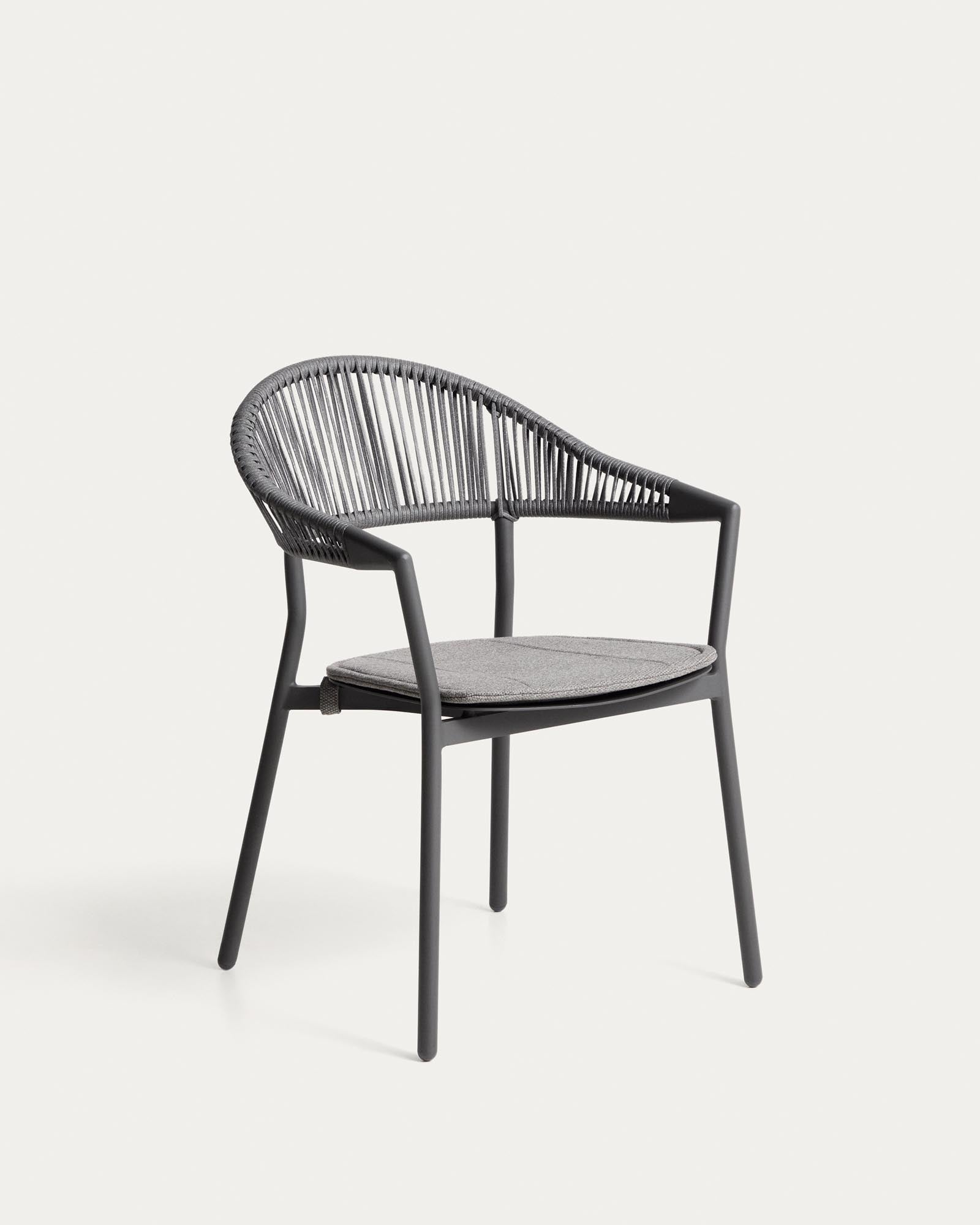 Stapelbarer Outdoor-Stuhl Alimia aus Aluminium in Graphit und grauem Synthetikseil in Dunkelgrau präsentiert im Onlineshop von KAQTU Design AG. Gartenstuhl ist von Kave Home