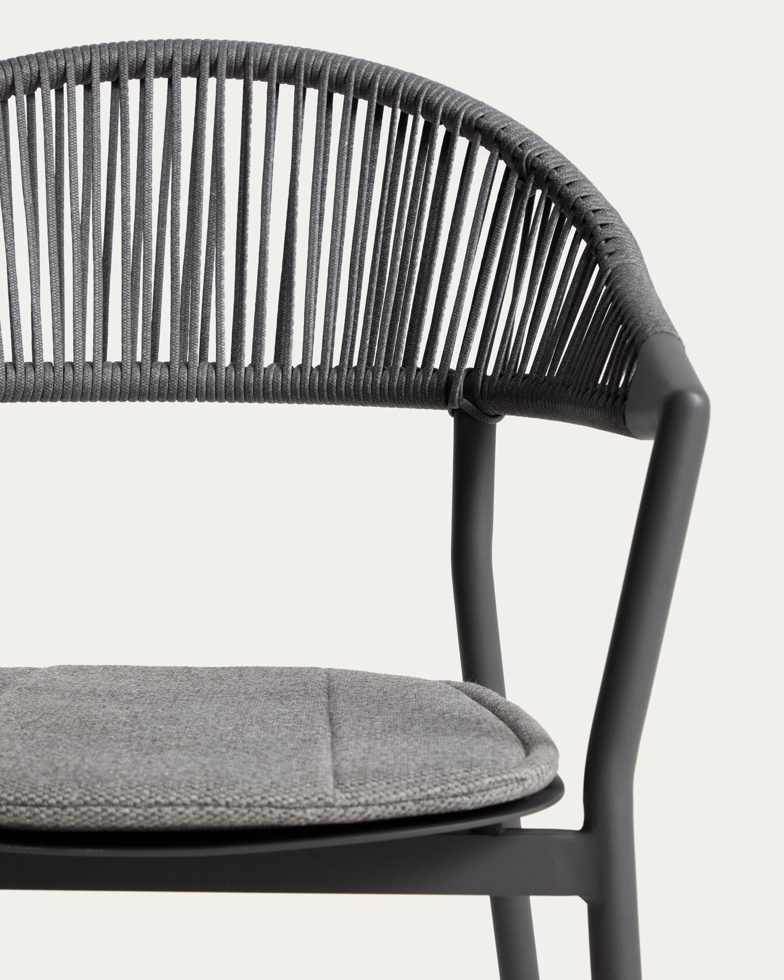 Eleganter stapelbarer Gartenstuhl Alimia aus robustem Aluminium in Graphit, kombiniert mit grauem Synthetikseil für zeitgemäßen Komfort.