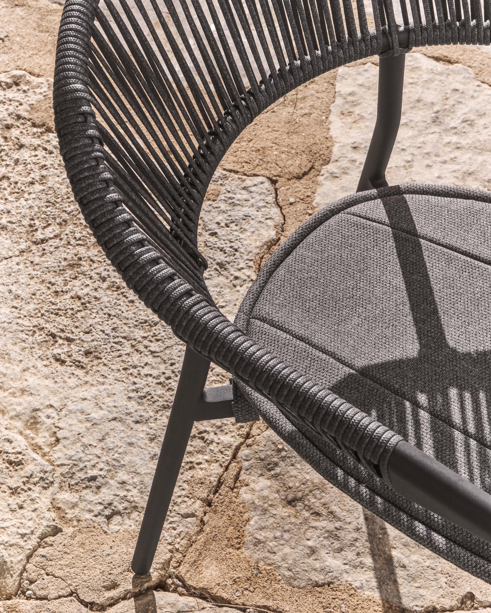 Eleganter stapelbarer Gartenstuhl Alimia aus robustem Aluminium in Graphit, kombiniert mit stilvollem grauem Synthetikseil für den Außenbereich.