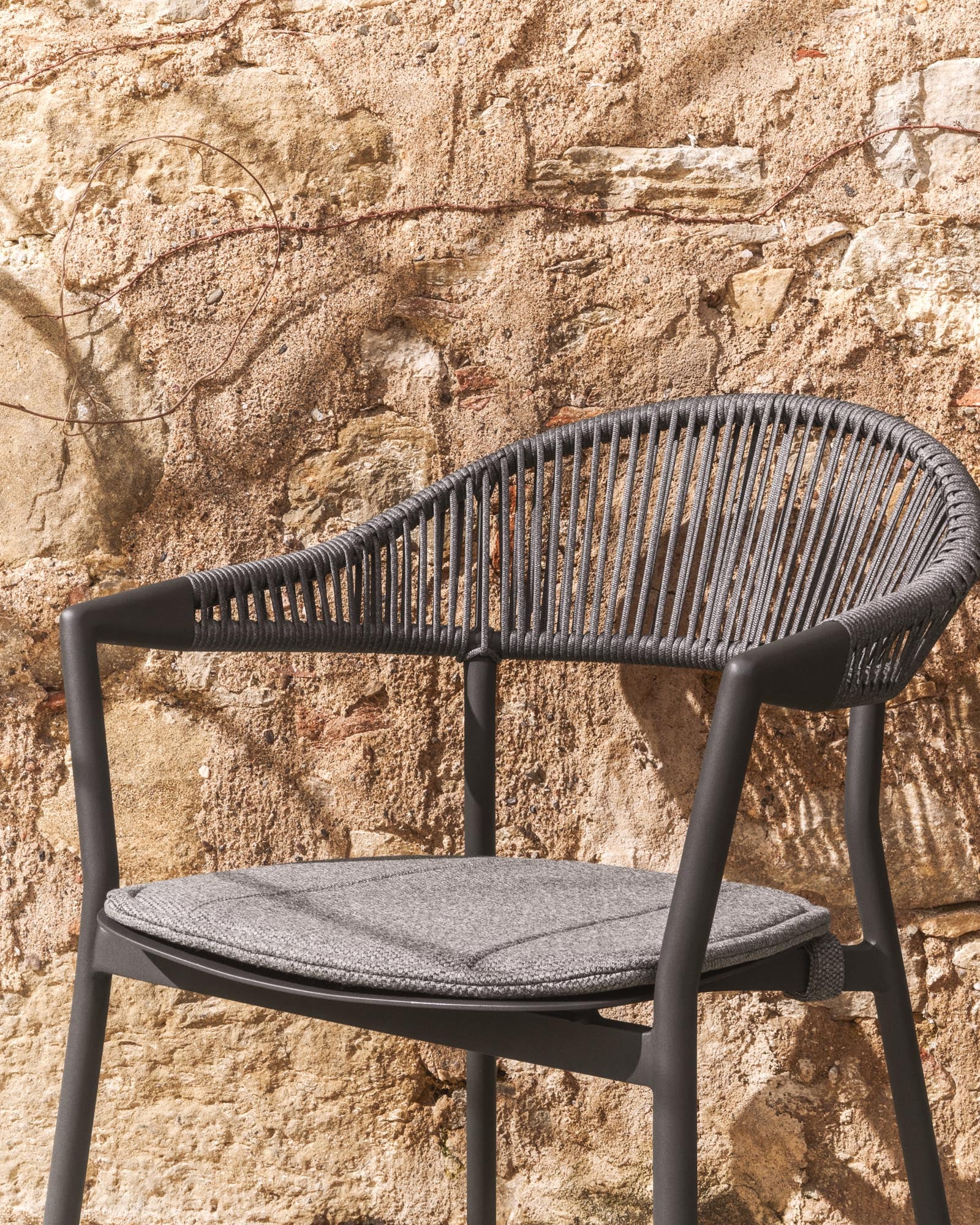 Moderner Outdoor-Stuhl Alimia in Graphit mit grauem Synthetikseil, ideal für stilvolle Gartenmöbel und platzsparendes Stapeln.