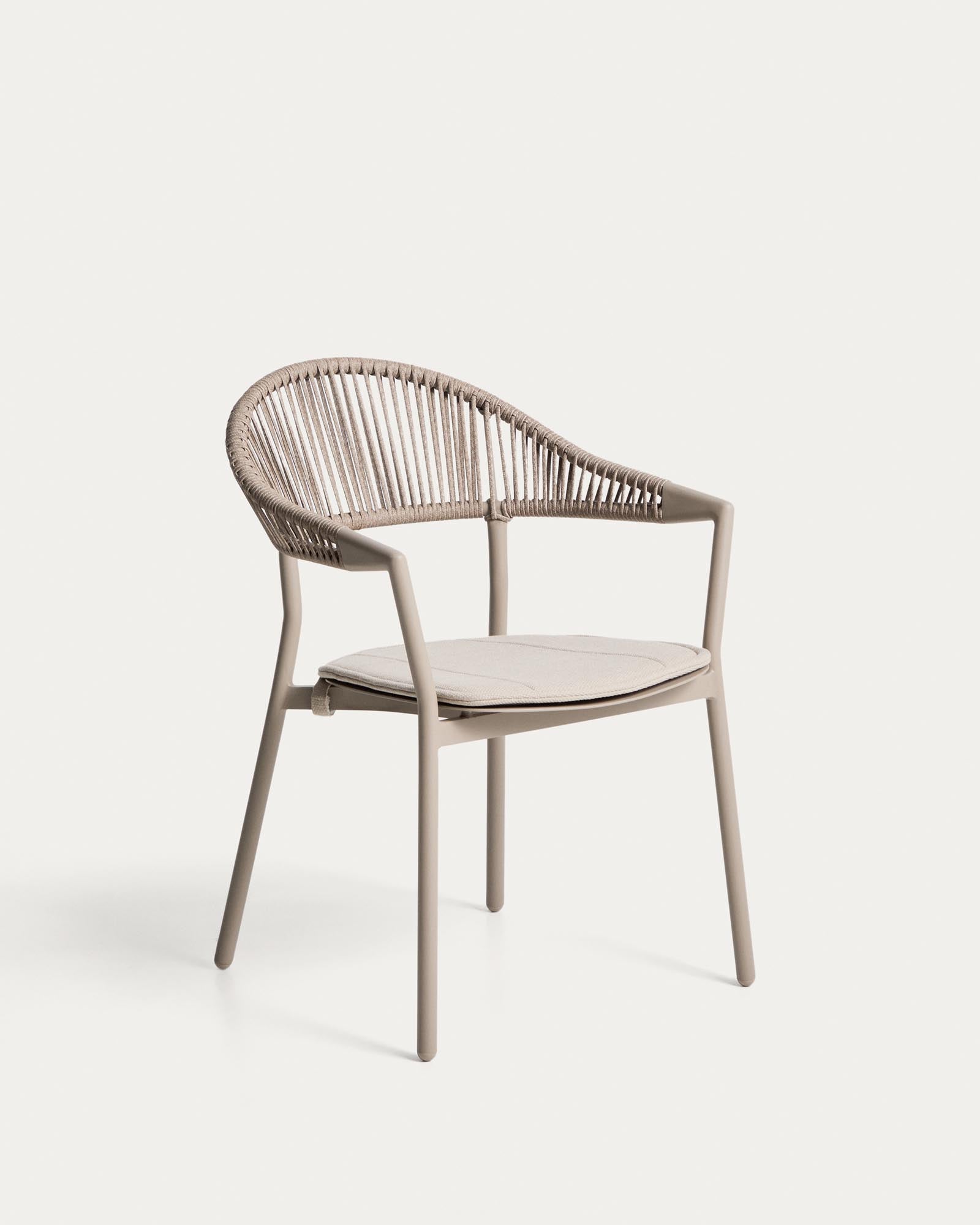 Stapelbarer Outdoor-Stuhl Alimia aus Aluminium in Taupe und braunem Synthetikseil in Taupe präsentiert im Onlineshop von KAQTU Design AG. Gartenstuhl ist von Kave Home