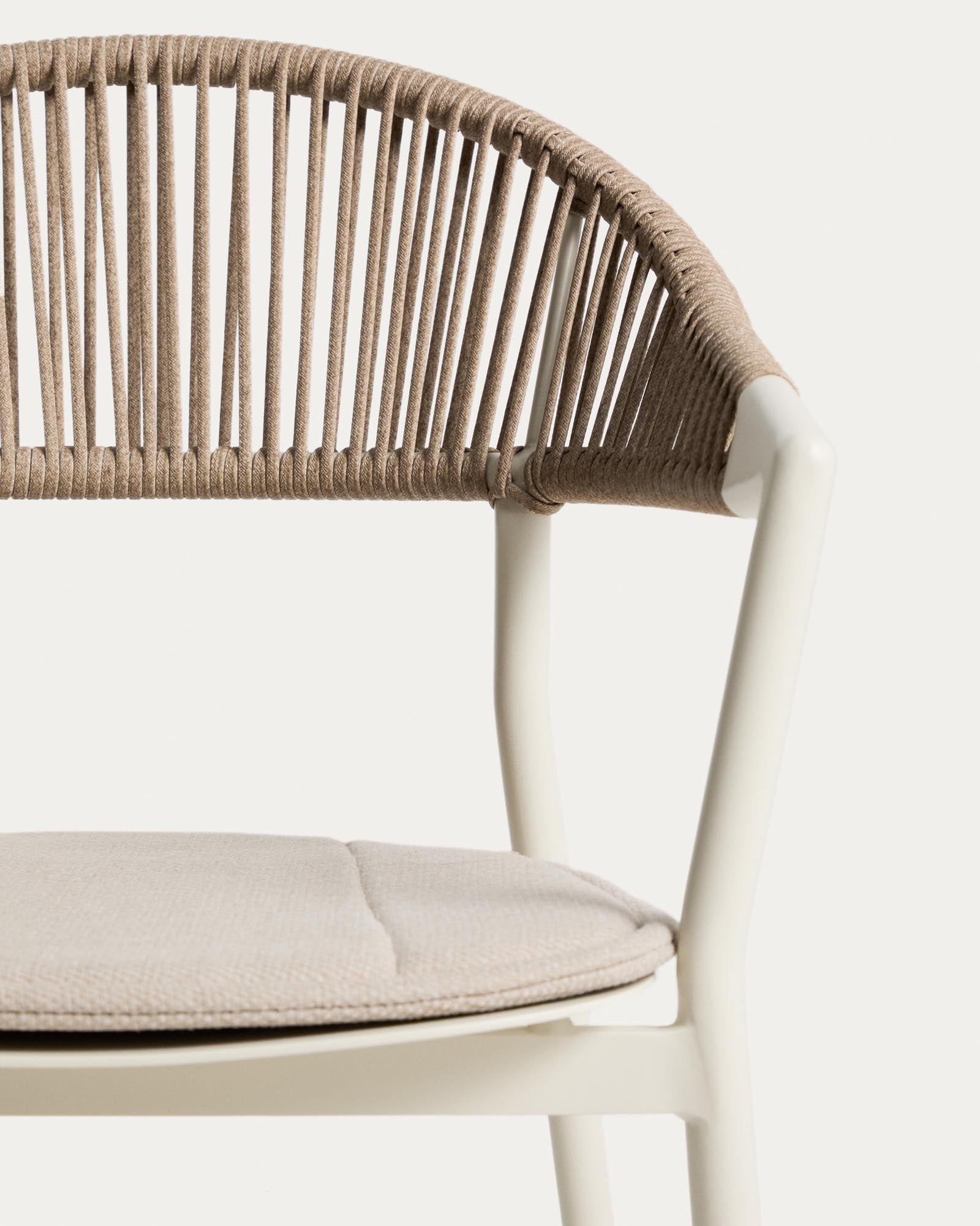 Stapelbarer Outdoor-Stuhl Alimia in Ecru, gefertigt aus leichtem Aluminium und beigem Synthetikseil, perfekt für Garten und Terrasse.