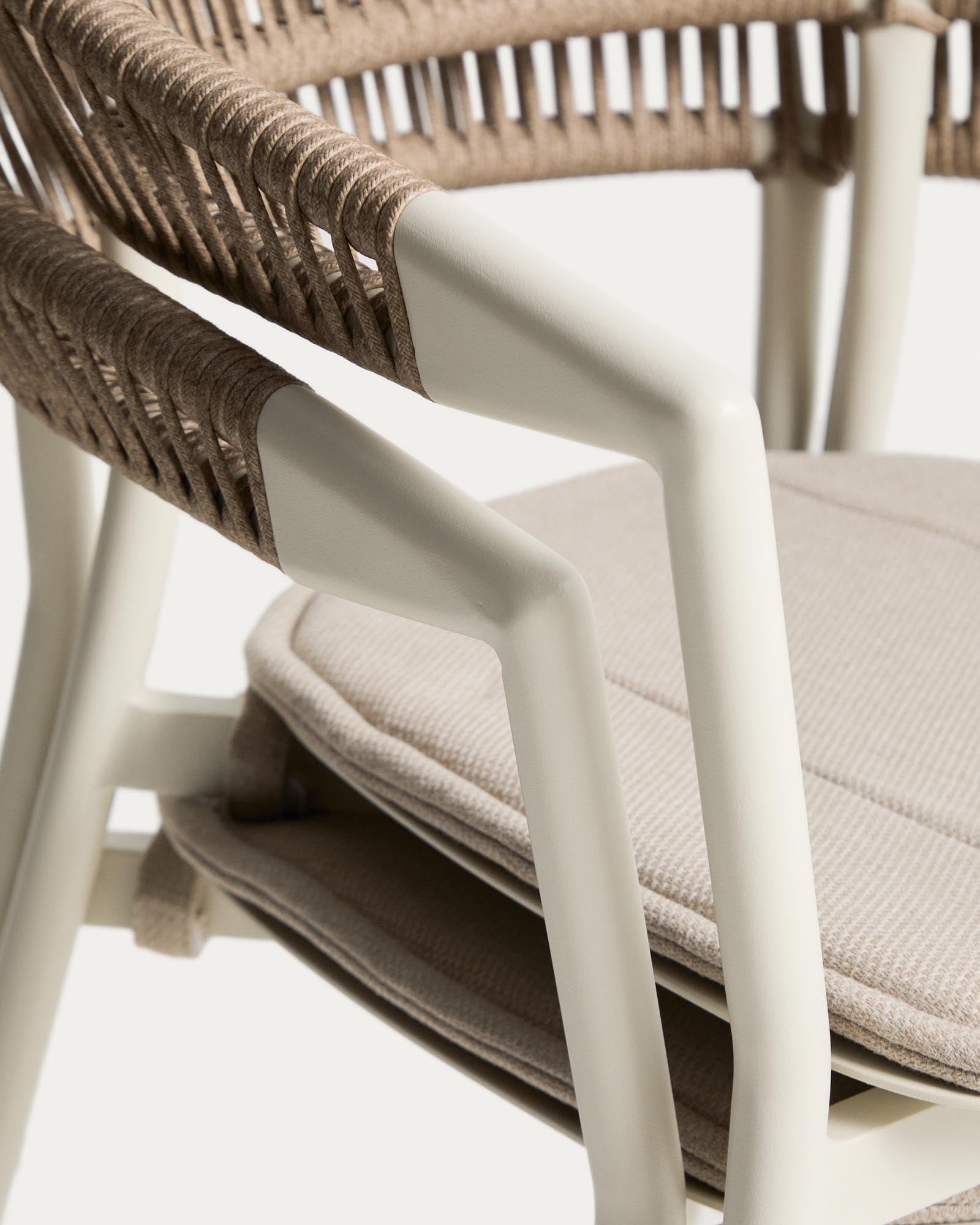 Stapelbarer Outdoor-Stuhl Alimia in Ecru, gefertigt aus leichtem Aluminium und beigem Synthetikseil, perfekt für Garten und Terrasse.