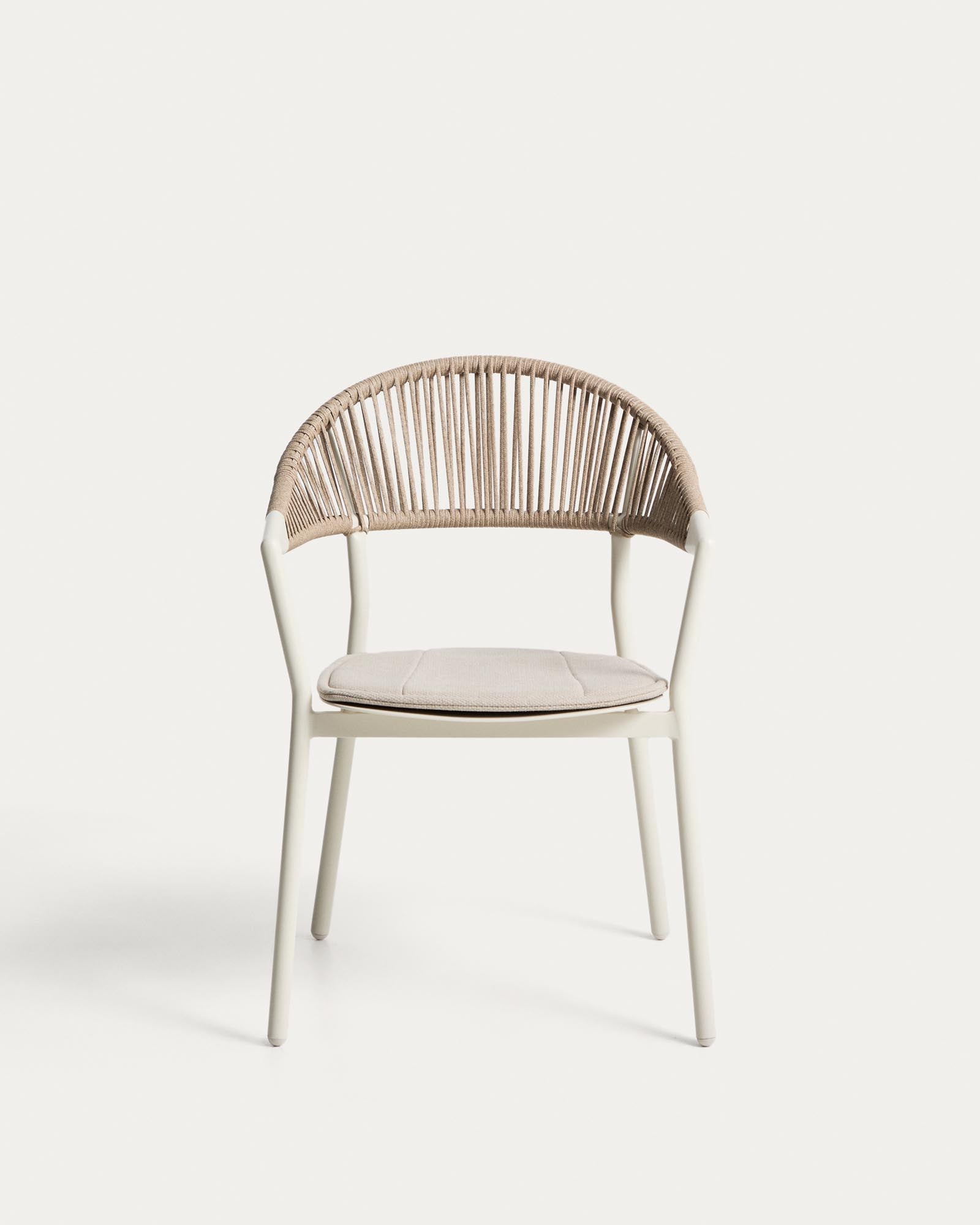 Eleganter stapelbarer Gartenstuhl Alimia in Ecru, aus robustem Aluminium und beigem Synthetikseil, ideal für stilvolle Outdoor-Bereiche.