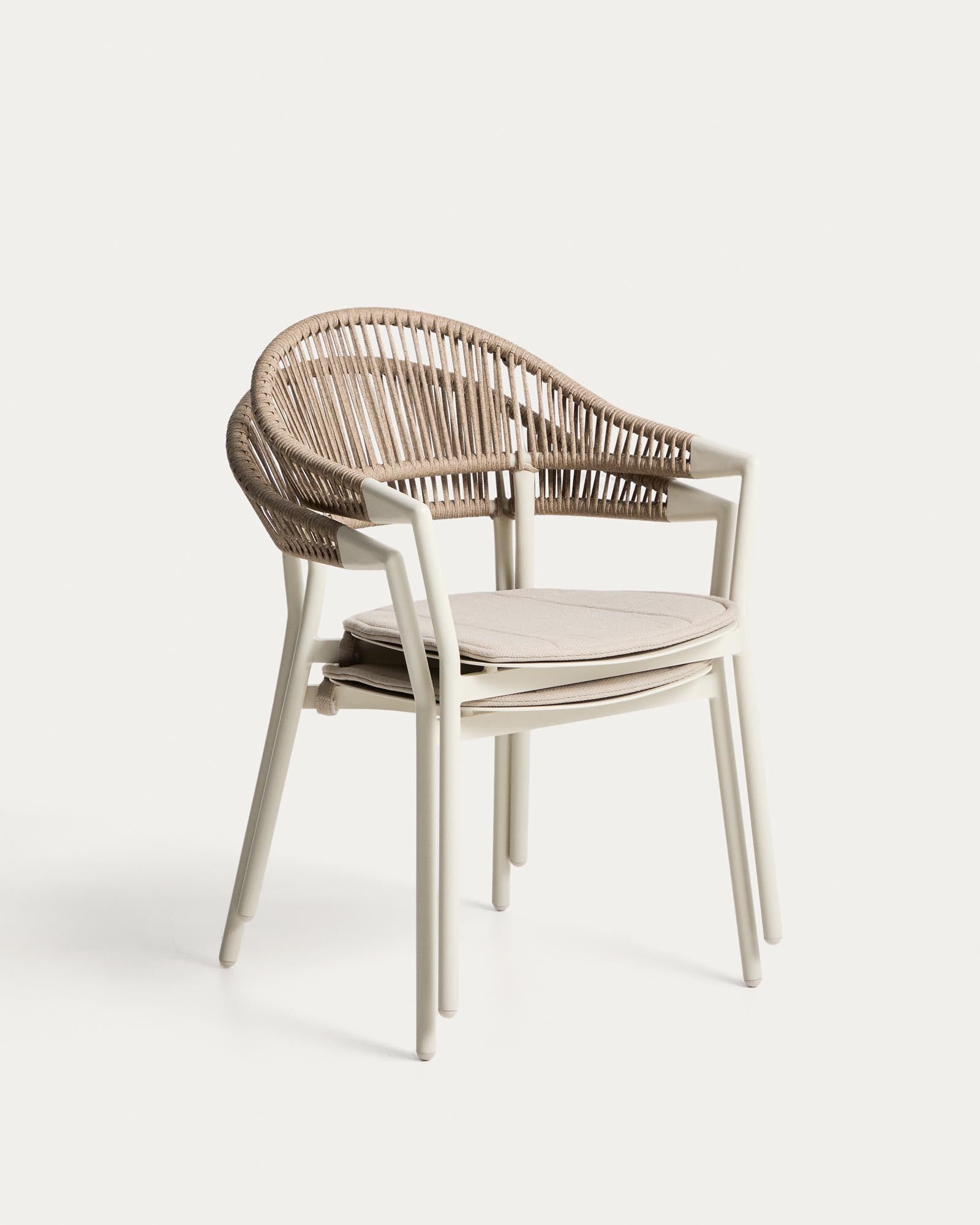Eleganter stapelbarer Gartenstuhl Alimia in Ecru, aus robustem Aluminium und beigem Synthetikseil, ideal für stilvolle Outdoor-Bereiche.