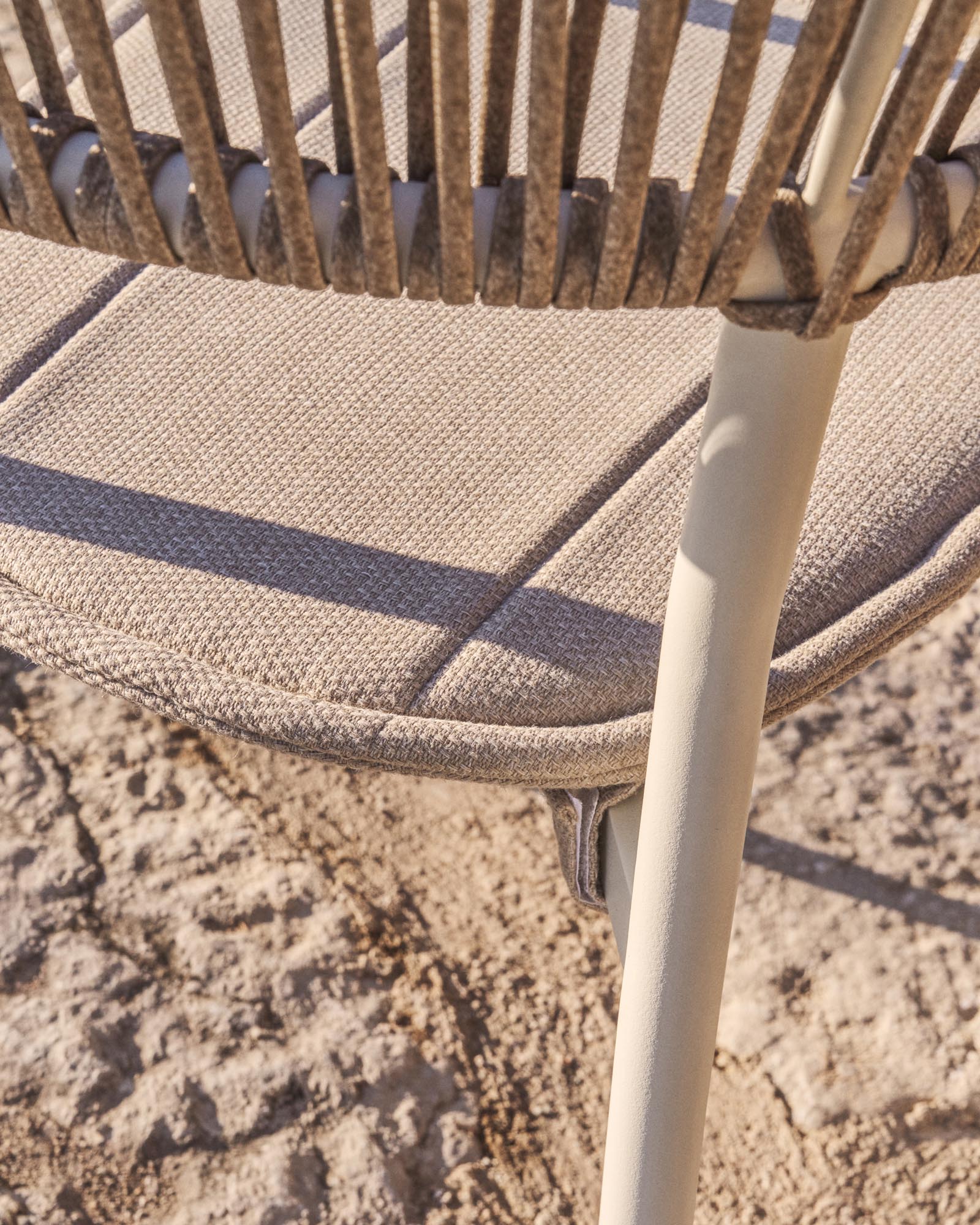 Eleganter stapelbarer Gartenstuhl Alimia in Ecru, aus robustem Aluminium und beigem Synthetikseil, ideal für stilvolle Outdoor-Bereiche.