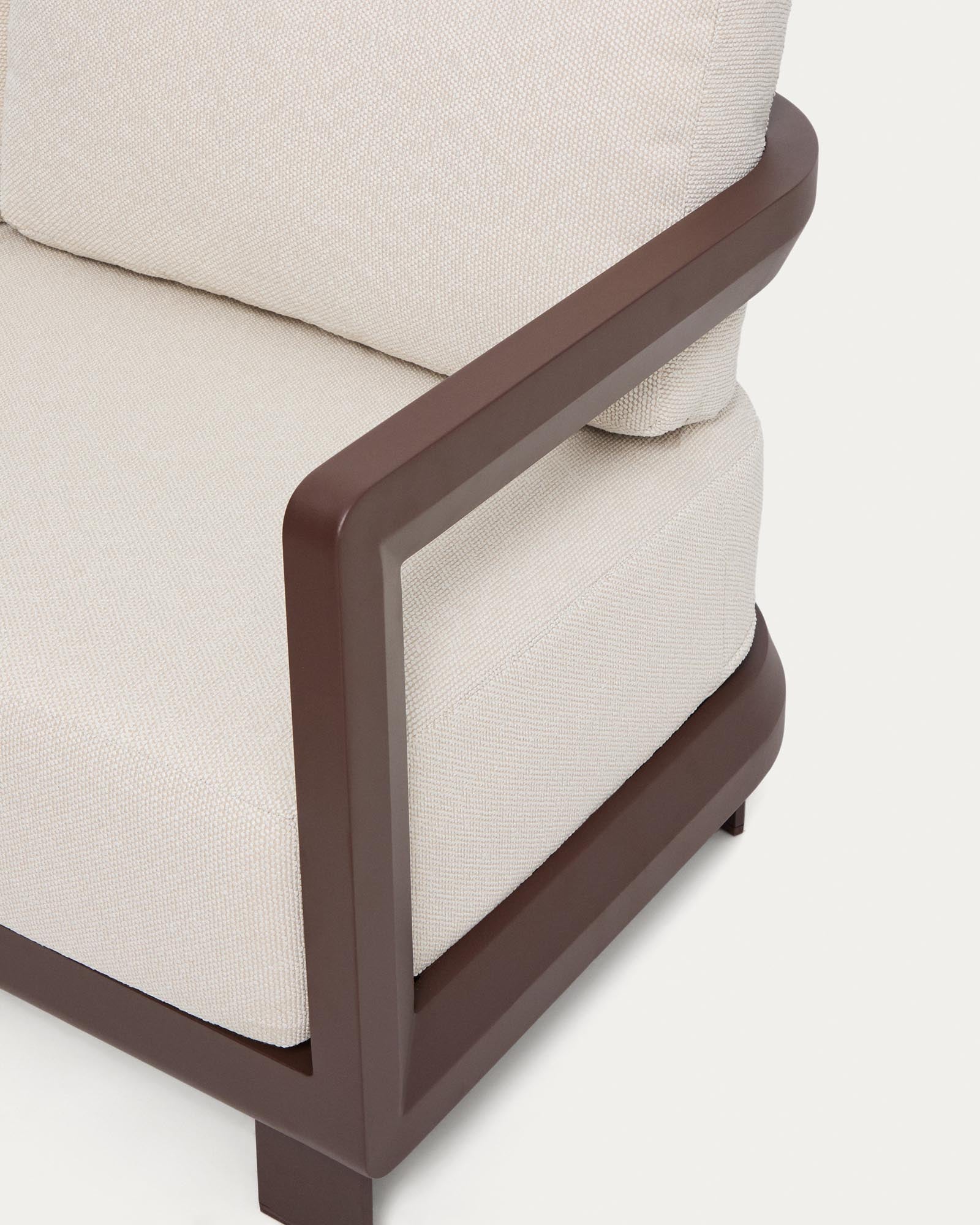 Elegantes Loungeset Nerano mit einem komfortablen 3-Sitzer Sofa in warmem Braun und einem stilvollen Aluminium-Couchtisch, perfekt für entspannte Stunden im Freien.