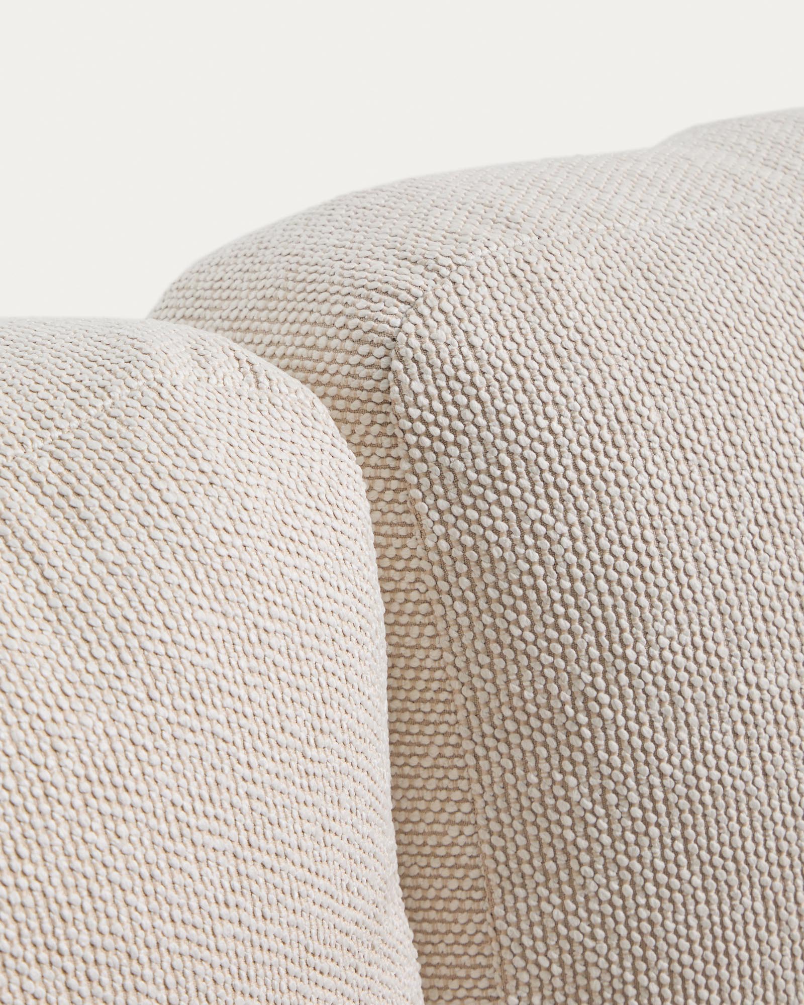 Modernes Loungeset Nerano bestehend aus einem gemütlichen 3-Sitzer Sofa in Braun und einem eleganten Aluminium-Couchtisch, ideal für den Außenbereich.