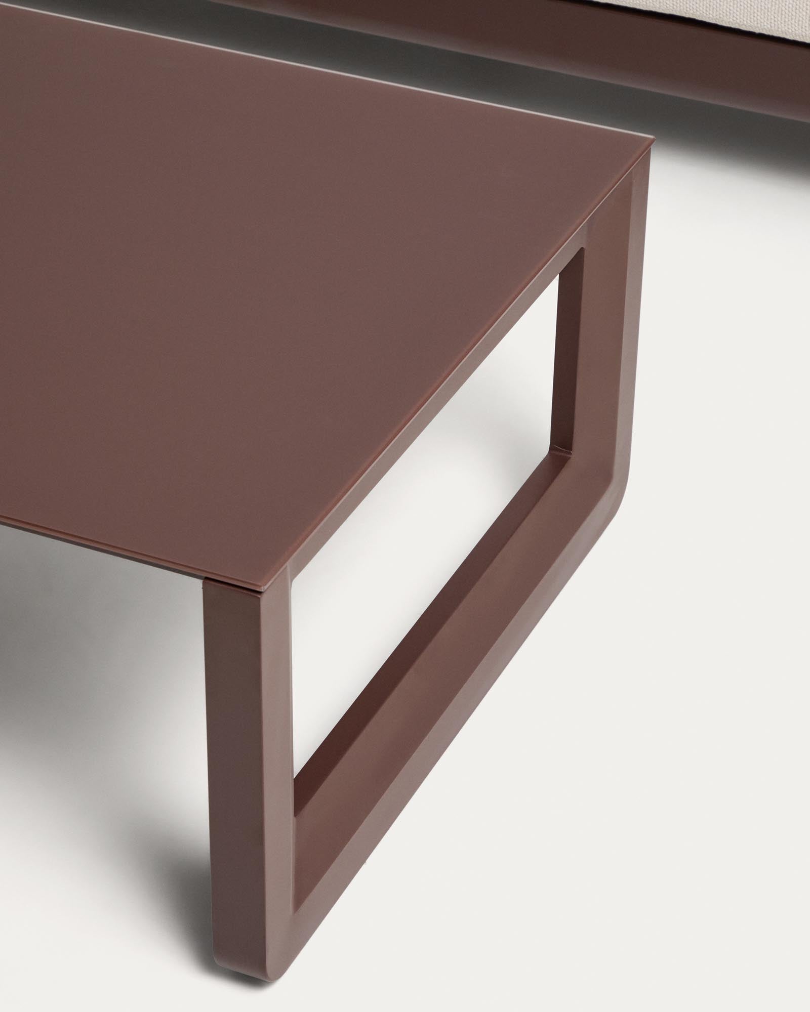 Stylisches Loungeset Nerano mit einem komfortablen 3-Sitzer Sofa in warmem Braun und einem modernen Couchtisch aus Aluminium, perfekt für entspannte Stunden im Freien.