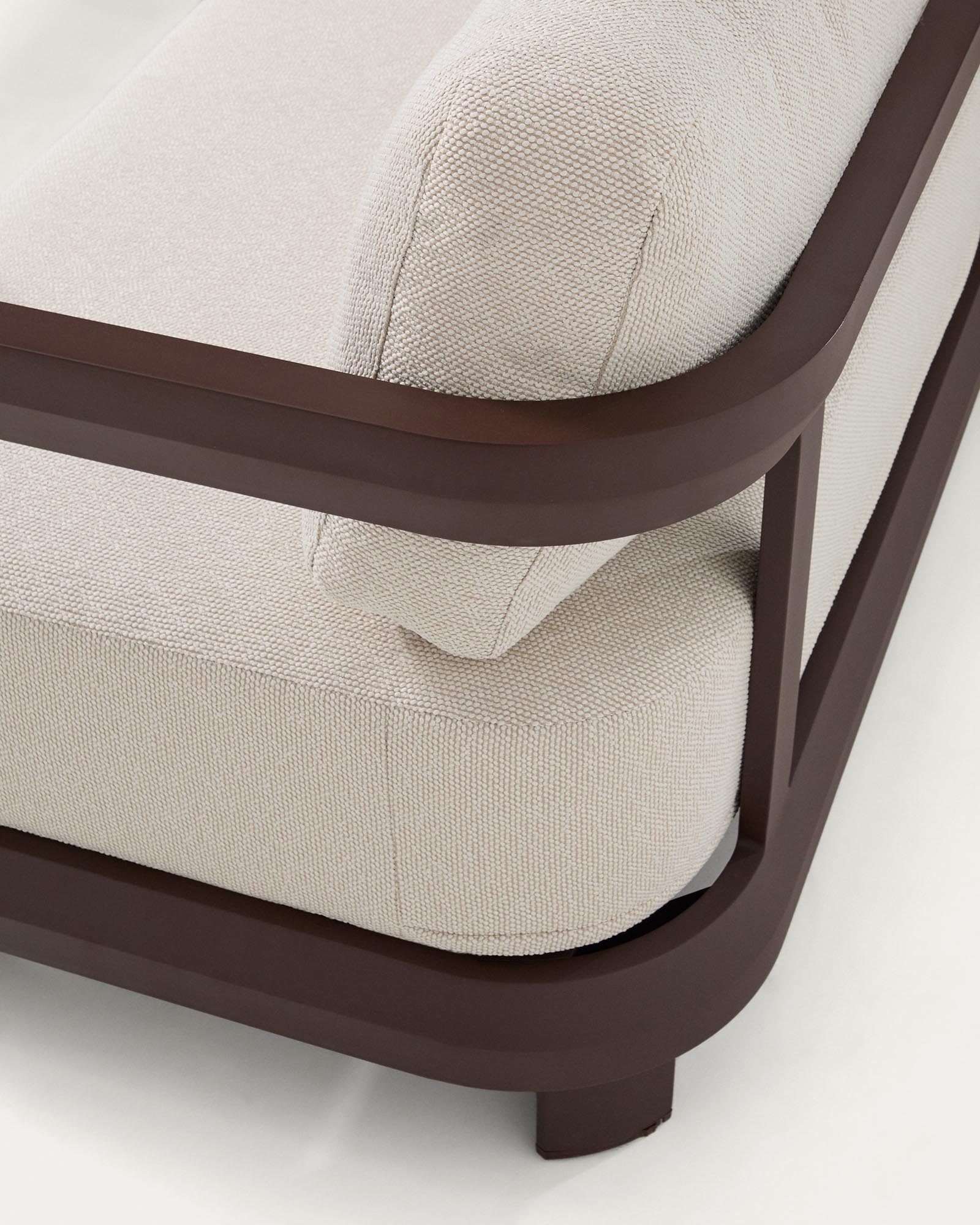 Stylisches Loungeset Nerano mit einem komfortablen 3-Sitzer Sofa in warmem Braun und einem eleganten Aluminium-Couchtisch, perfekt für entspannte Stunden im Freien.