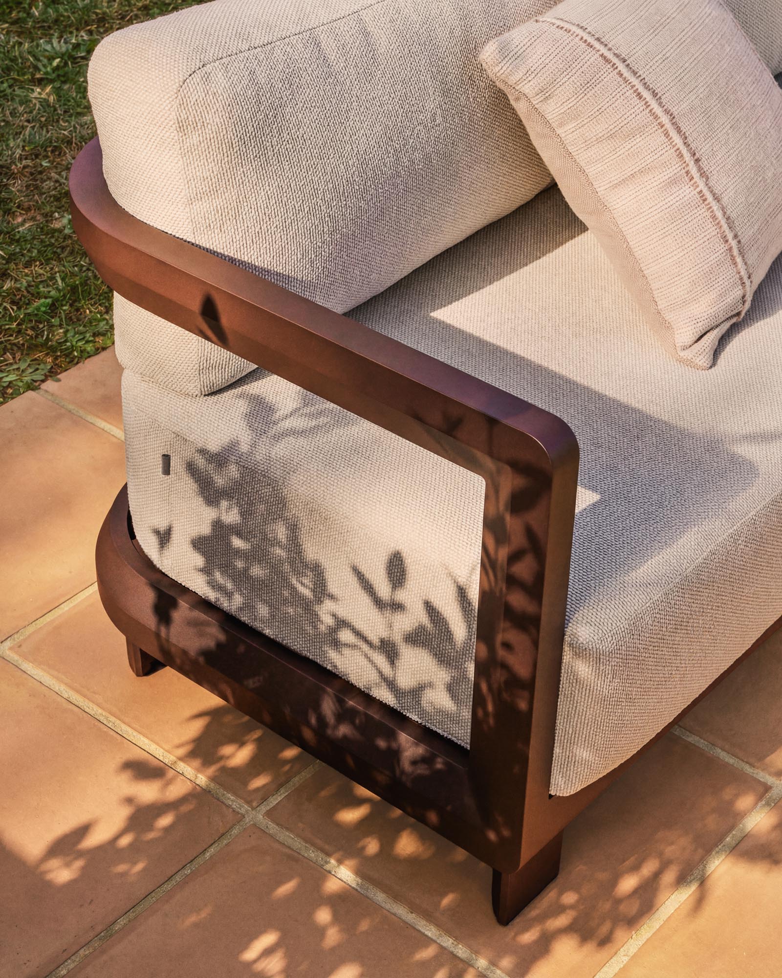 Elegantes Loungeset Nerano mit braunem 3-Sitzer Sofa und passendem Aluminium-Couchtisch, ideal für stilvolle Outdoor-Entspannung.