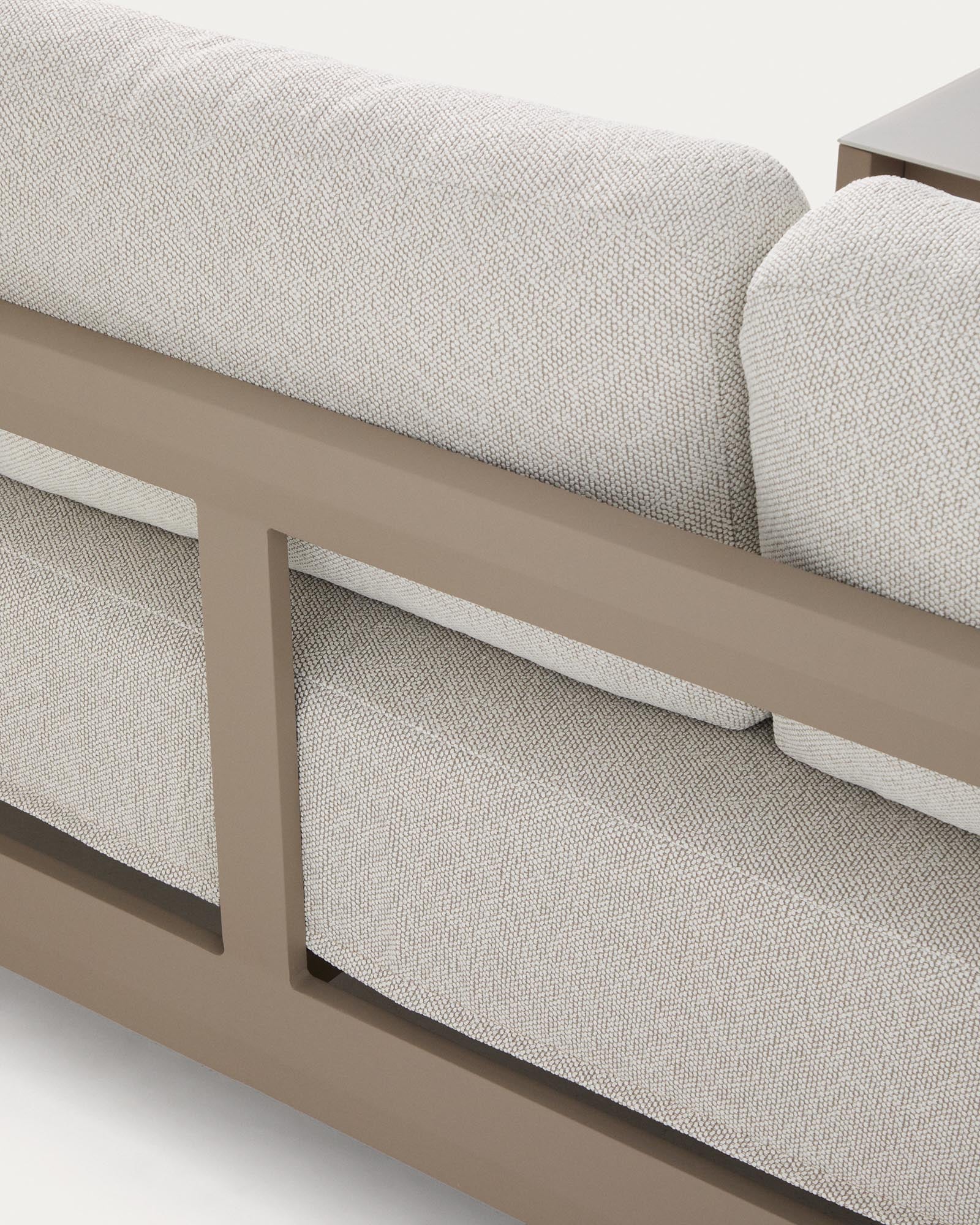 Stylisches Loungeset Nerano in sanftem Taupe, bestehend aus einem geräumigen 3-Sitzer Sofa und einem eleganten Couchtisch aus Aluminium, perfekt für gemütliche Abende.