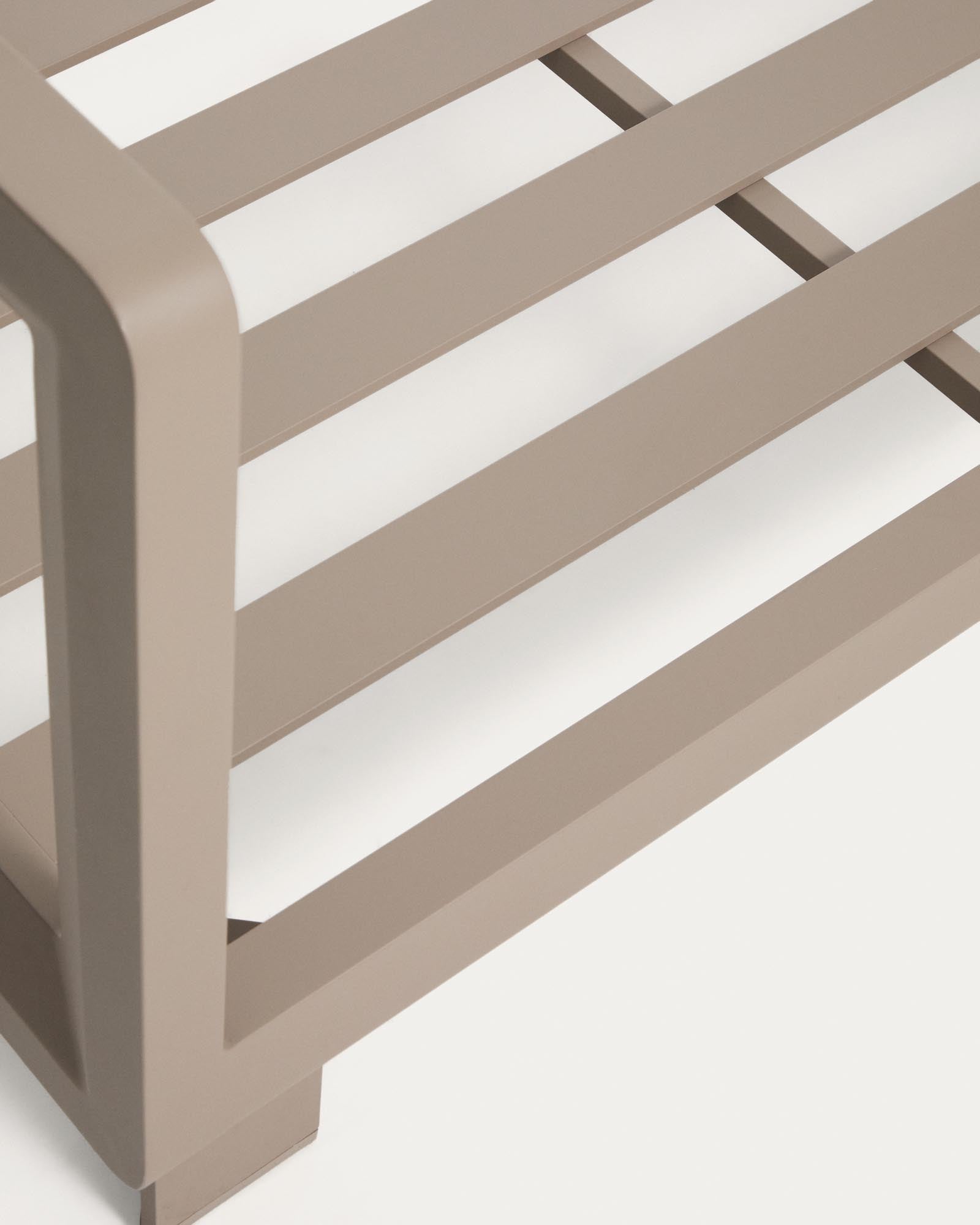 Stylisches Loungeset Nerano in sanftem Taupe, bestehend aus einem geräumigen 3-Sitzer Sofa und einem eleganten Couchtisch aus Aluminium, perfekt für gemütliche Abende.