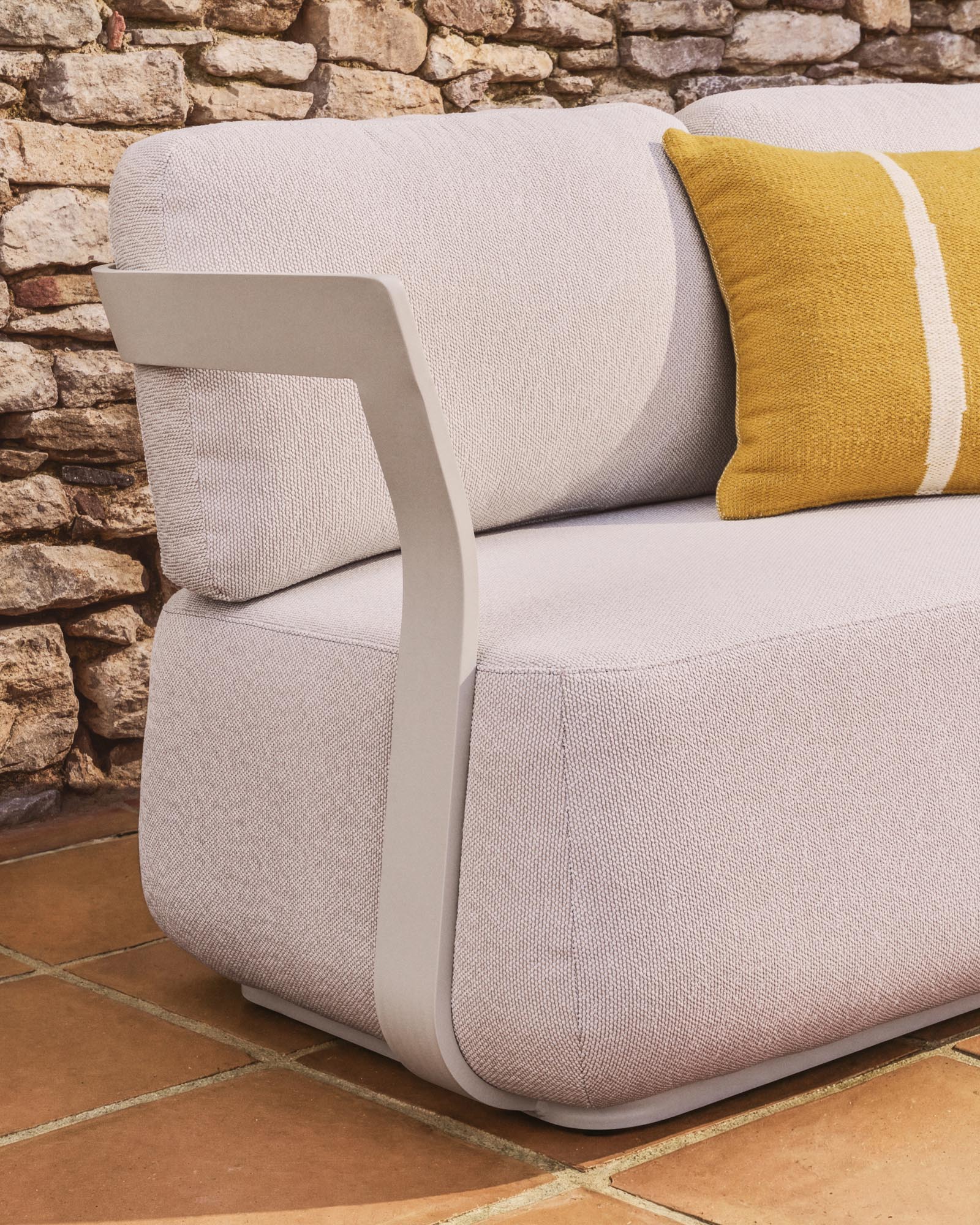 Modernes Lounge-Sofa Tamaris in Ecru, 3-Sitzer aus Aluminium, 217 cm, perfekt für entspannte Momente im Freien.