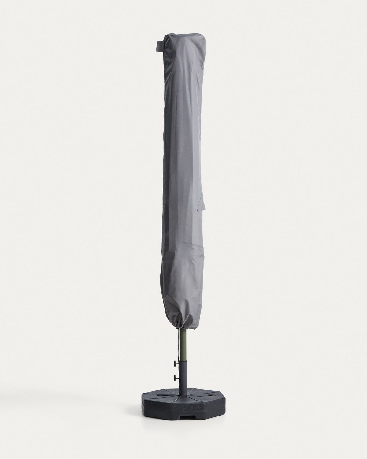 Graue Schutzhülle aus 100% Polyester für Outdoor-Sonnenschirme, mit Belüftungsfenster und verschweissten Nähten, von Kave Home.
